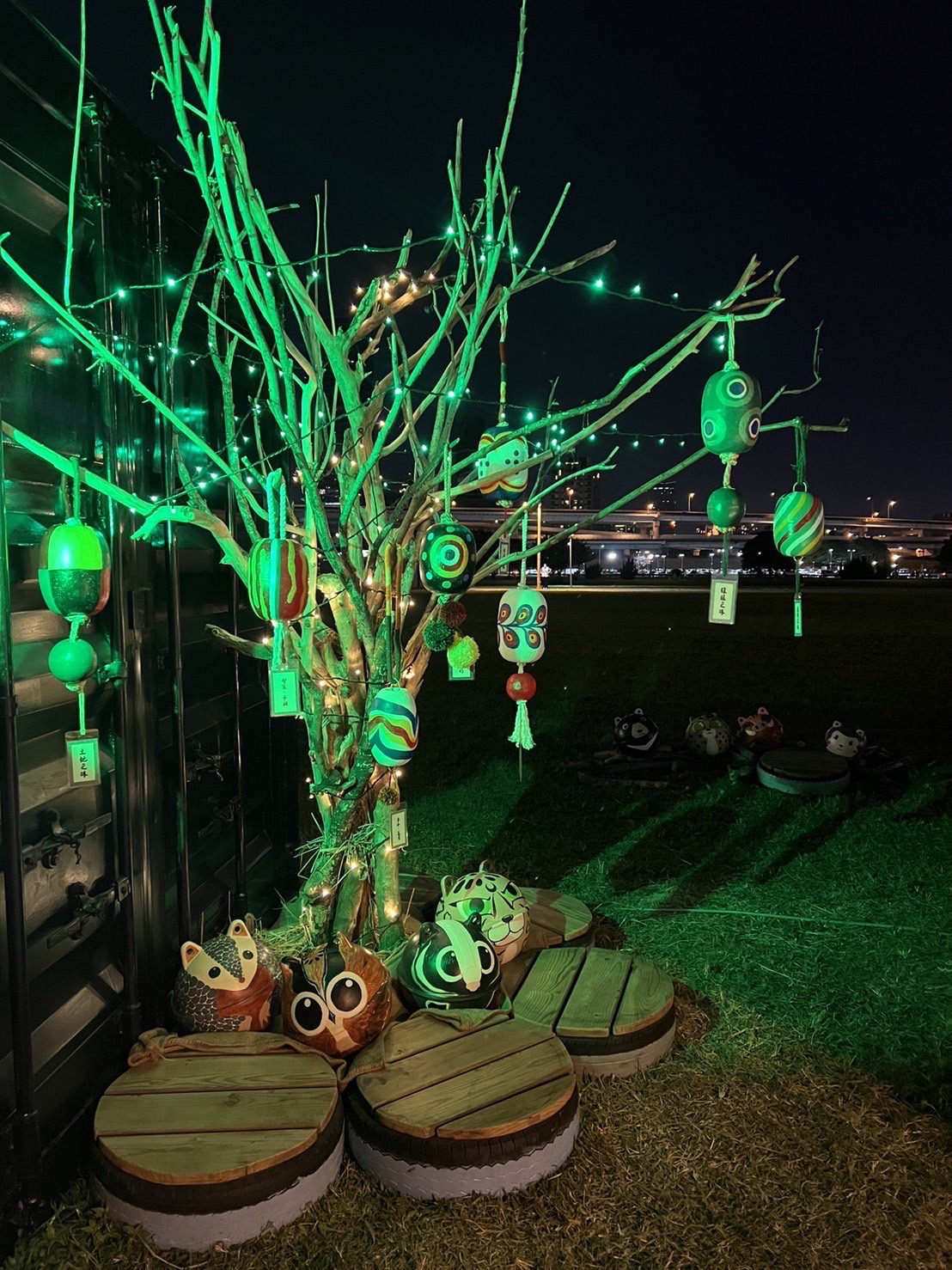 ▲琉璃珠建置「戶外拍照座位區」,提供民眾攜家帶眷拍照打卡,小歇片刻。(圖/新北市政府原民局提供)