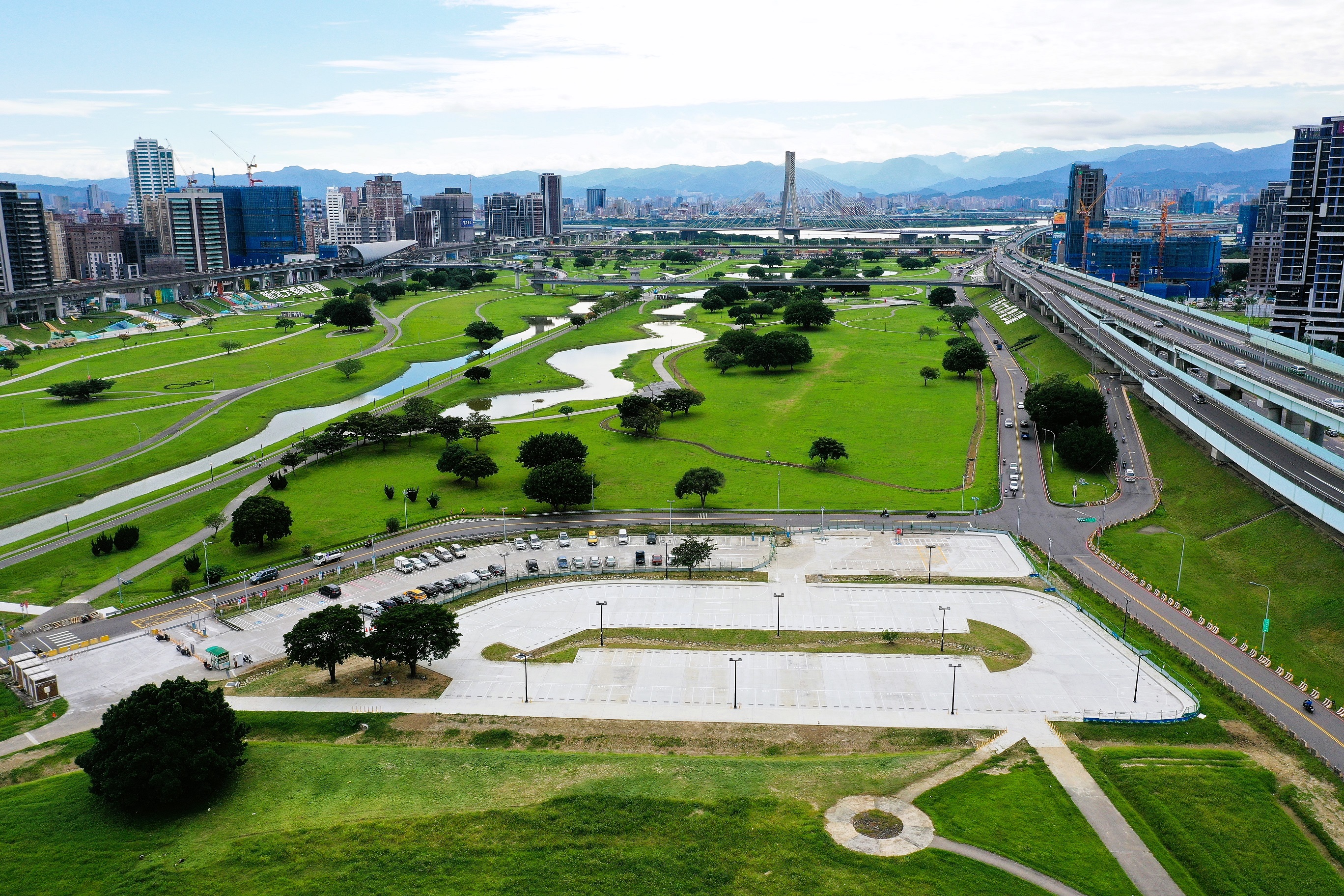 高灘地河濱公園建設，提供民眾停車及休憩空間