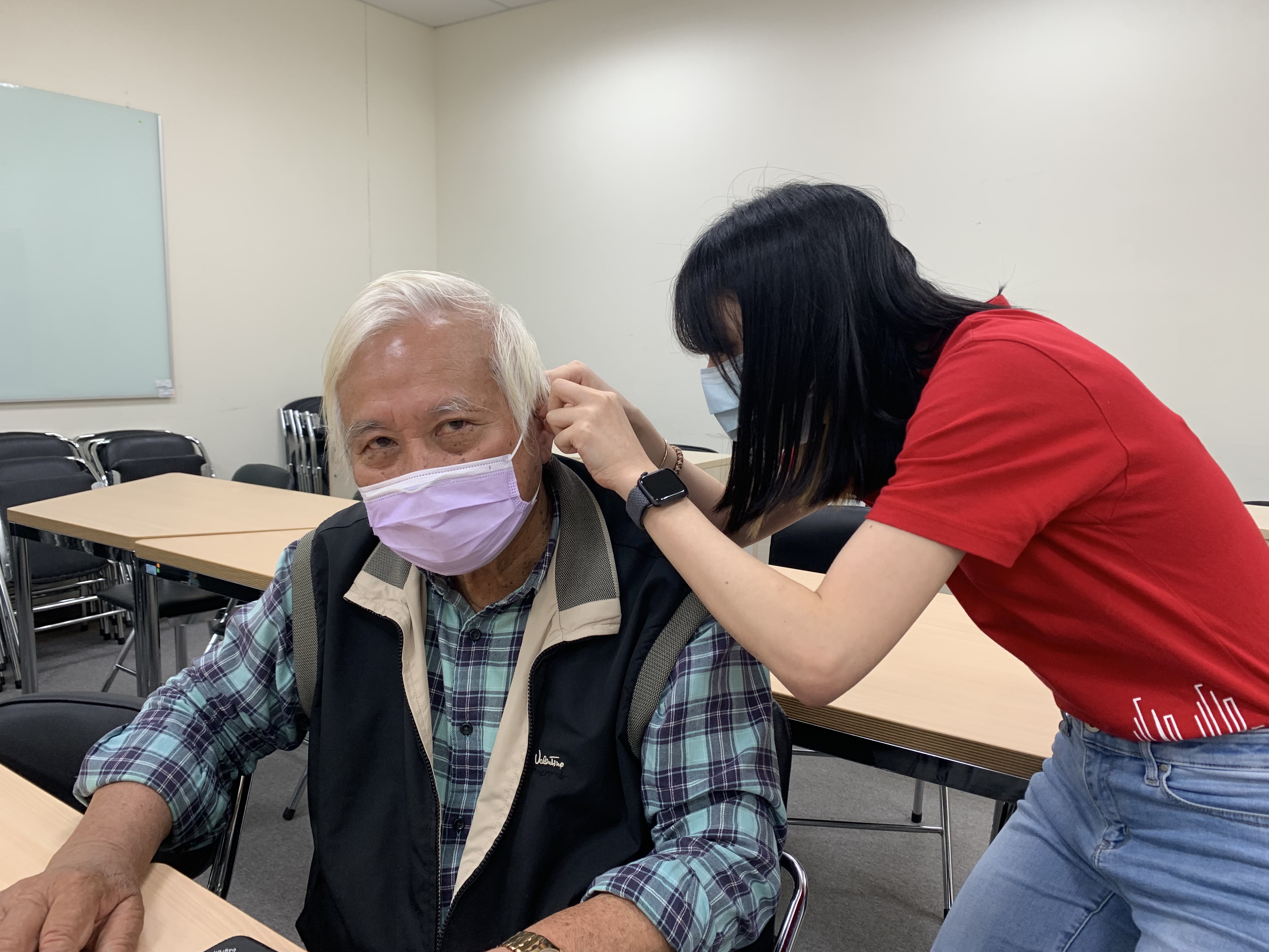 華科基金會聽力師為有聽損者試戴助聽器