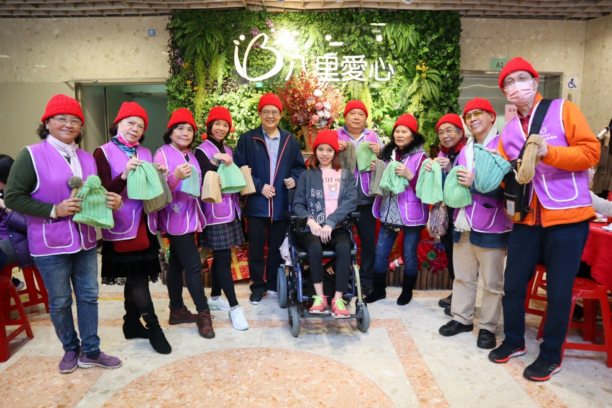 八里愛心教養院志工隊一針一線勾織百頂毛帽  送給院生