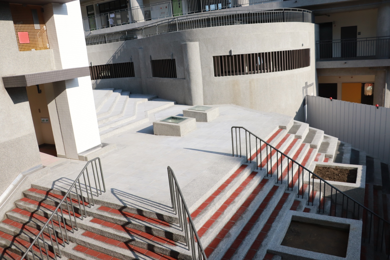 中山國小校舍改建工程以美學導向的藝術校園為主，利用戶外階梯為戲劇小舞臺，讓校園建築充滿美學藝文特色。