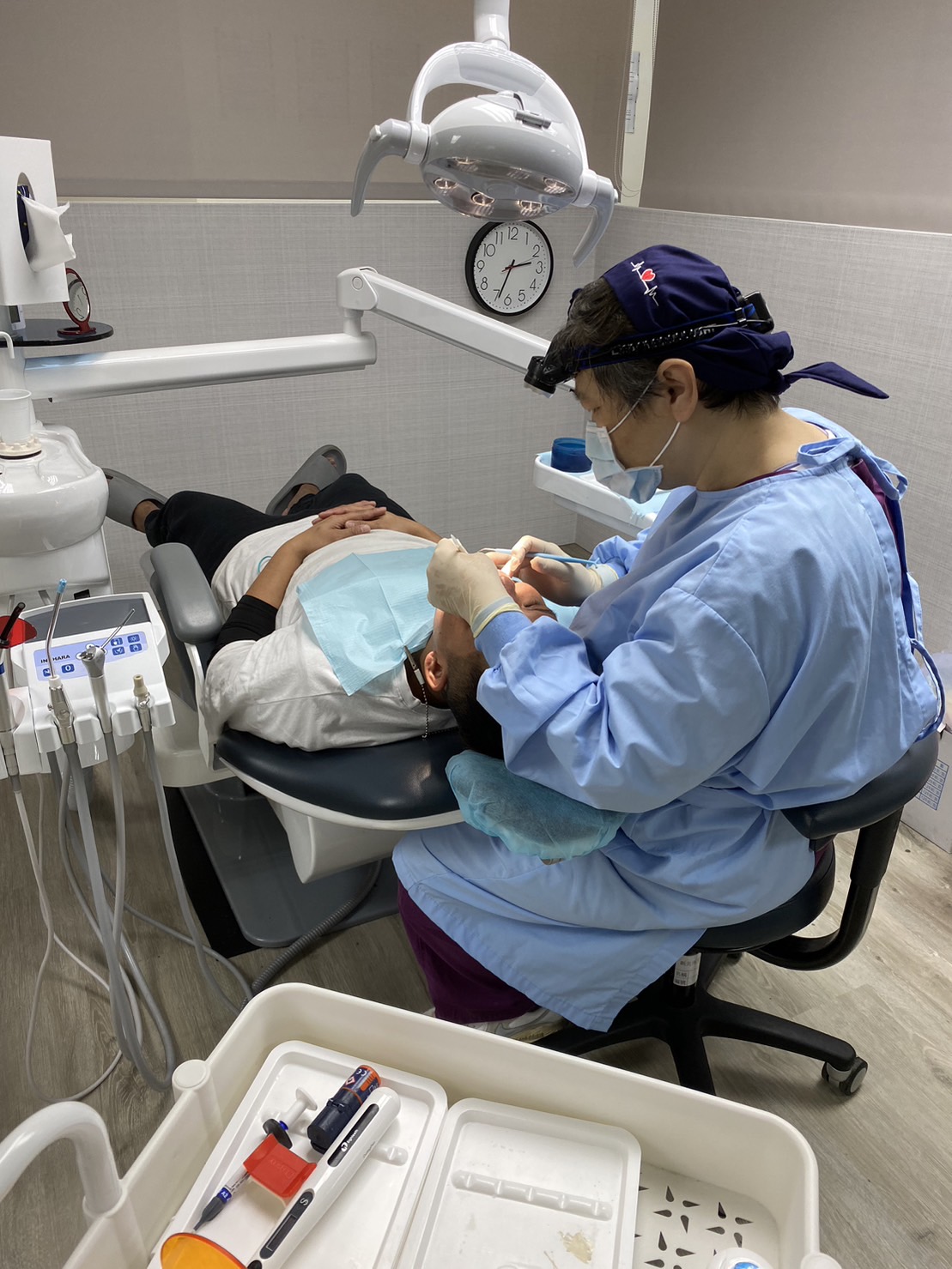 烏來區口腔醫療站牙醫師為族人評估裝置假牙情形。(圖/新北市政府原民局提供)