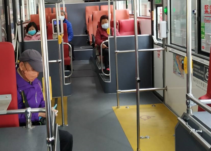 公車乘客戴口罩