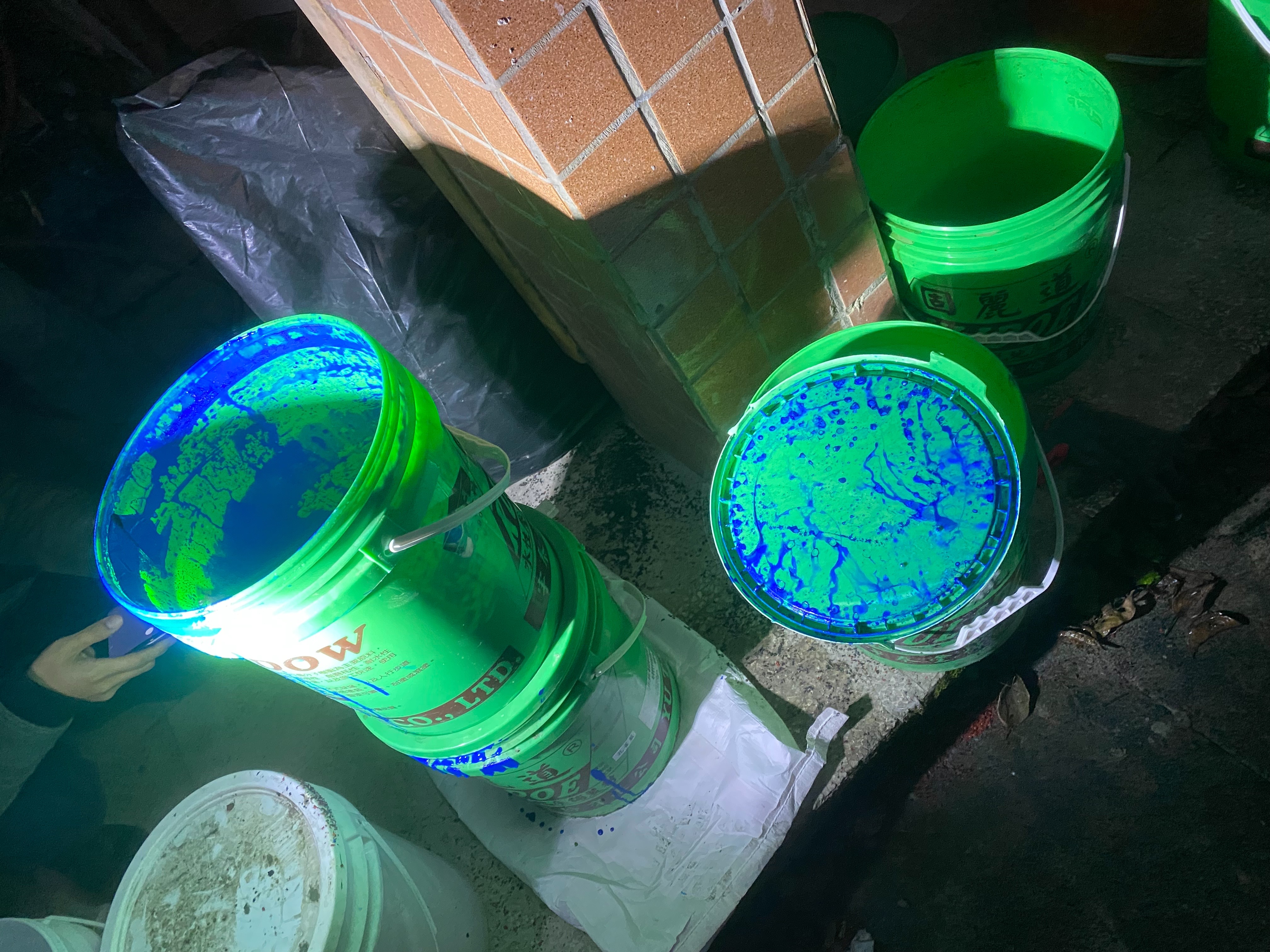 2.稽查人員查獲藍色廢油漆桶。