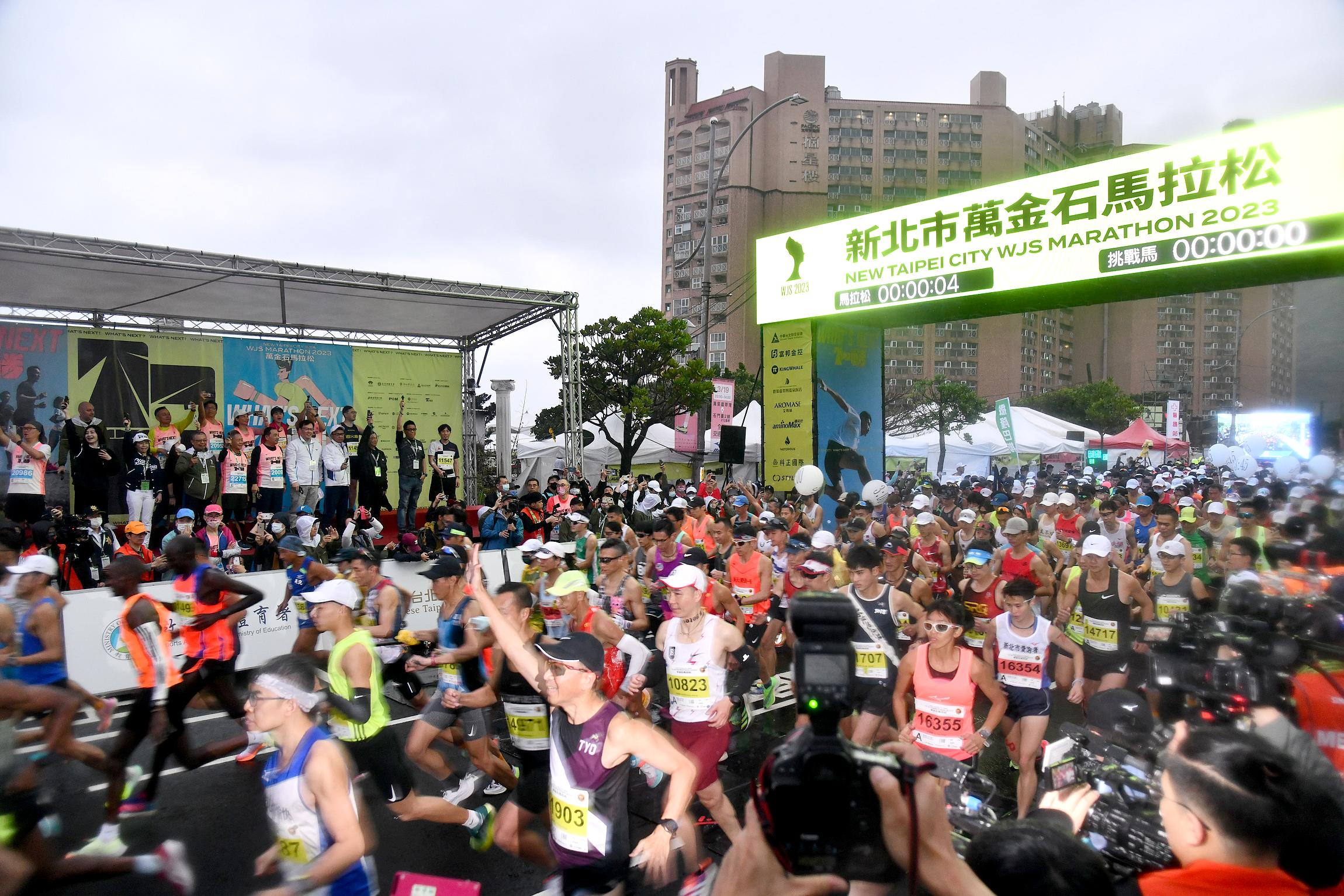 新北市萬金石馬拉松為亞洲首場綠色永續金標賽事，今年吸引逾1萬1,000名國內外跑者參賽。