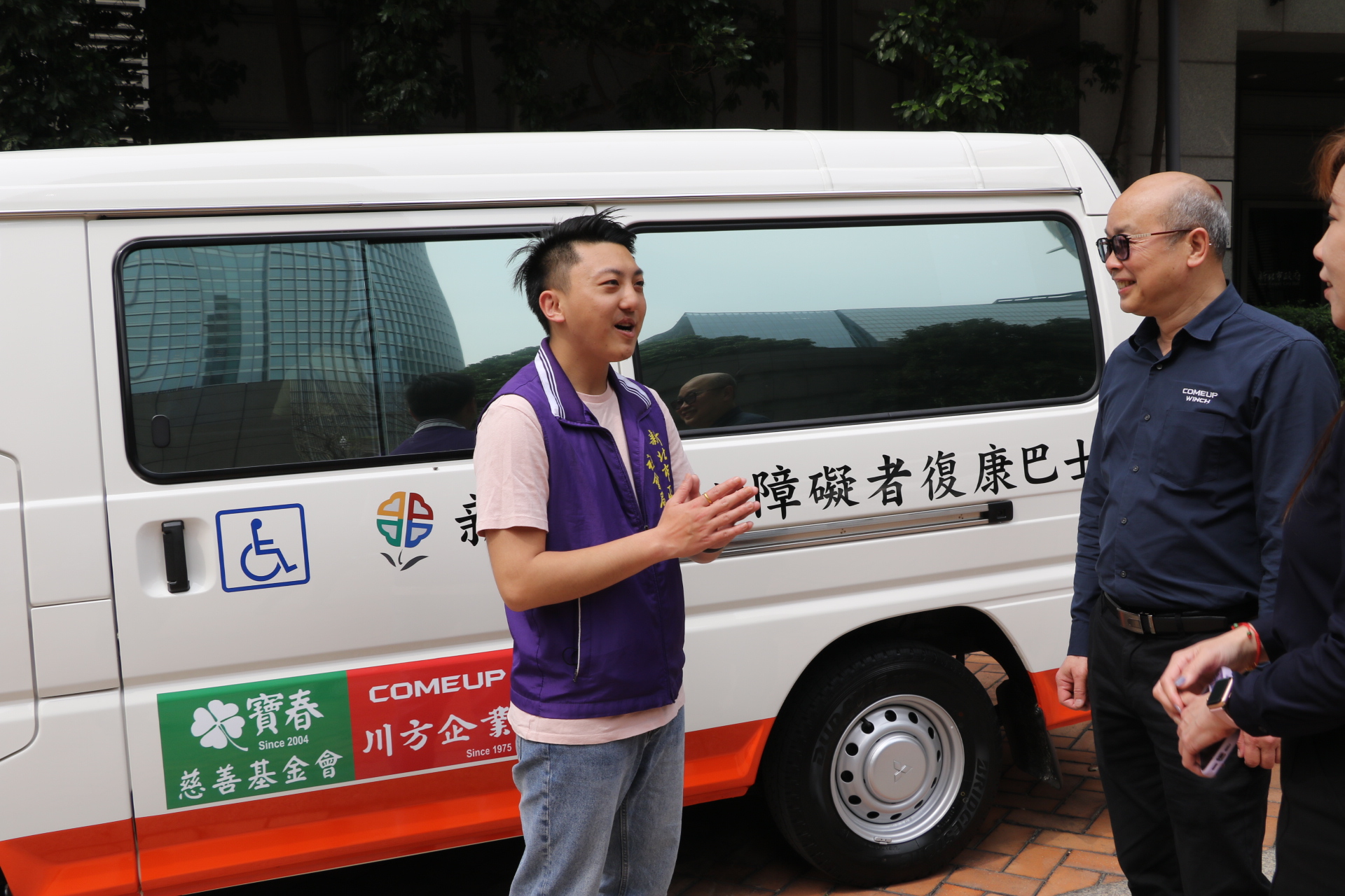 葉家宏對每位想要捐車的民眾都熱情提供服務
