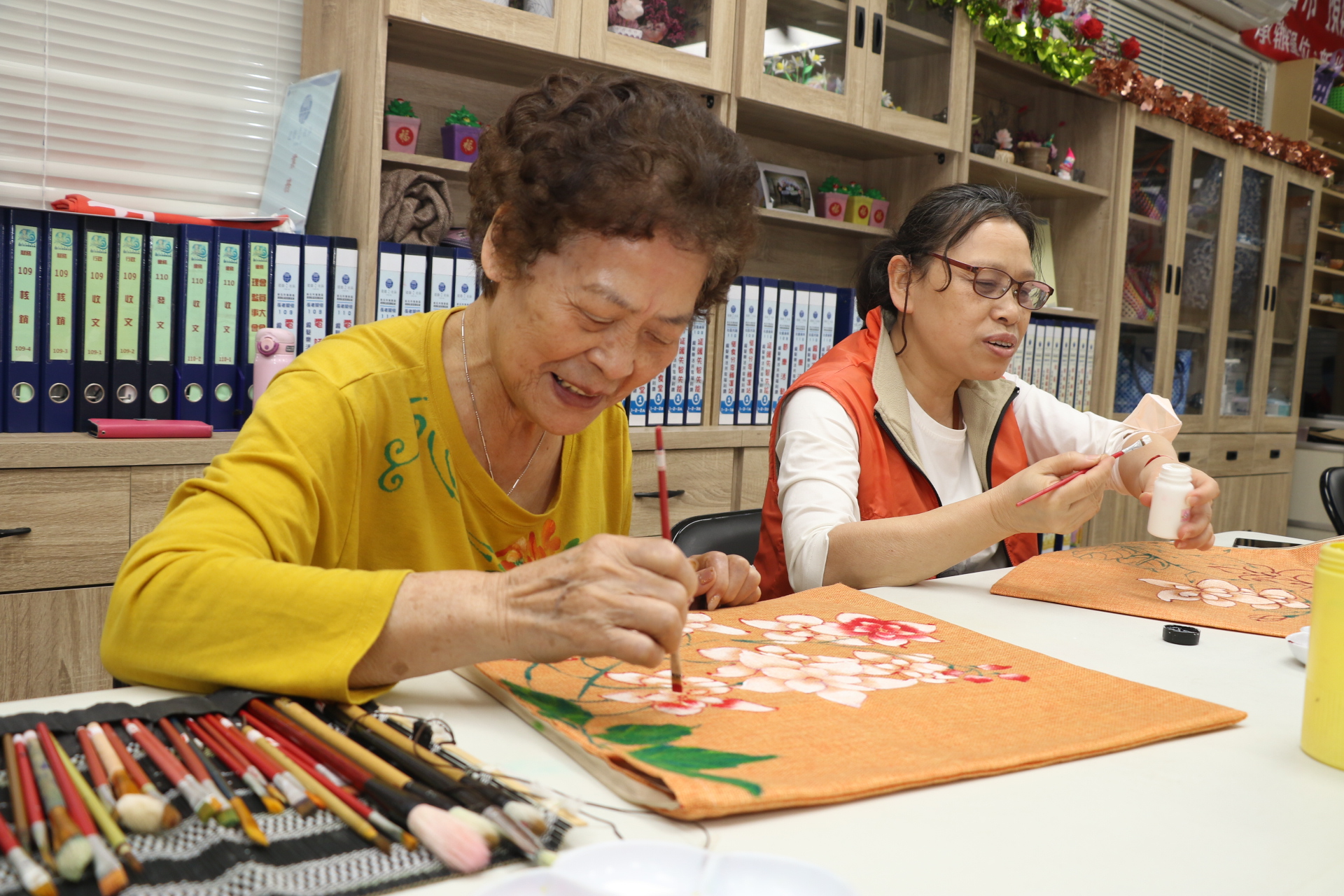 建德社區的壯世代婦女學習青花瓷