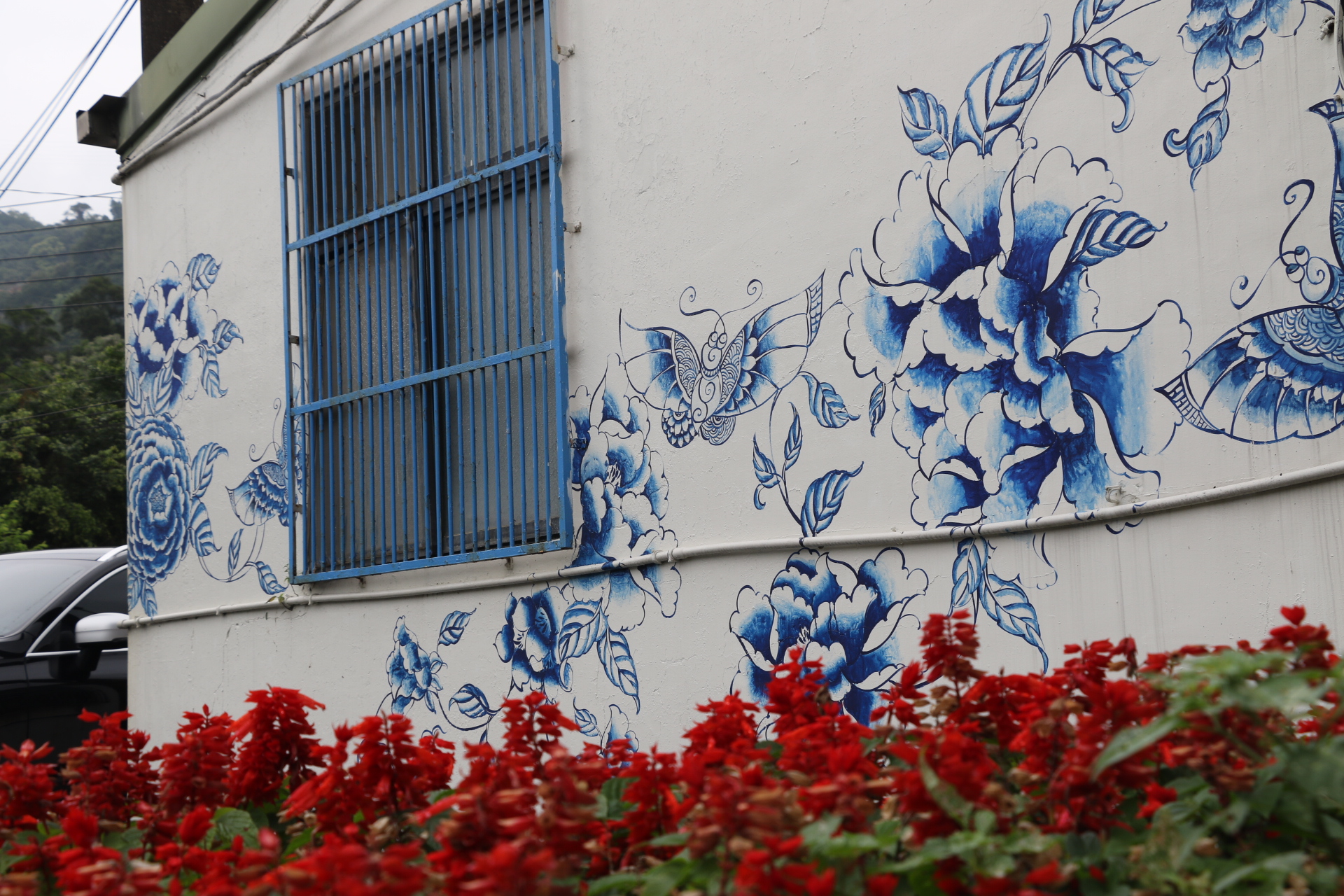 建德社區將老宅牆壁彩繪成青花瓷藝術