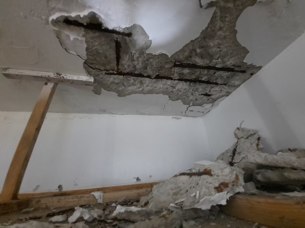 室內天花板已有水泥塊掉落、鋼筋外露現象