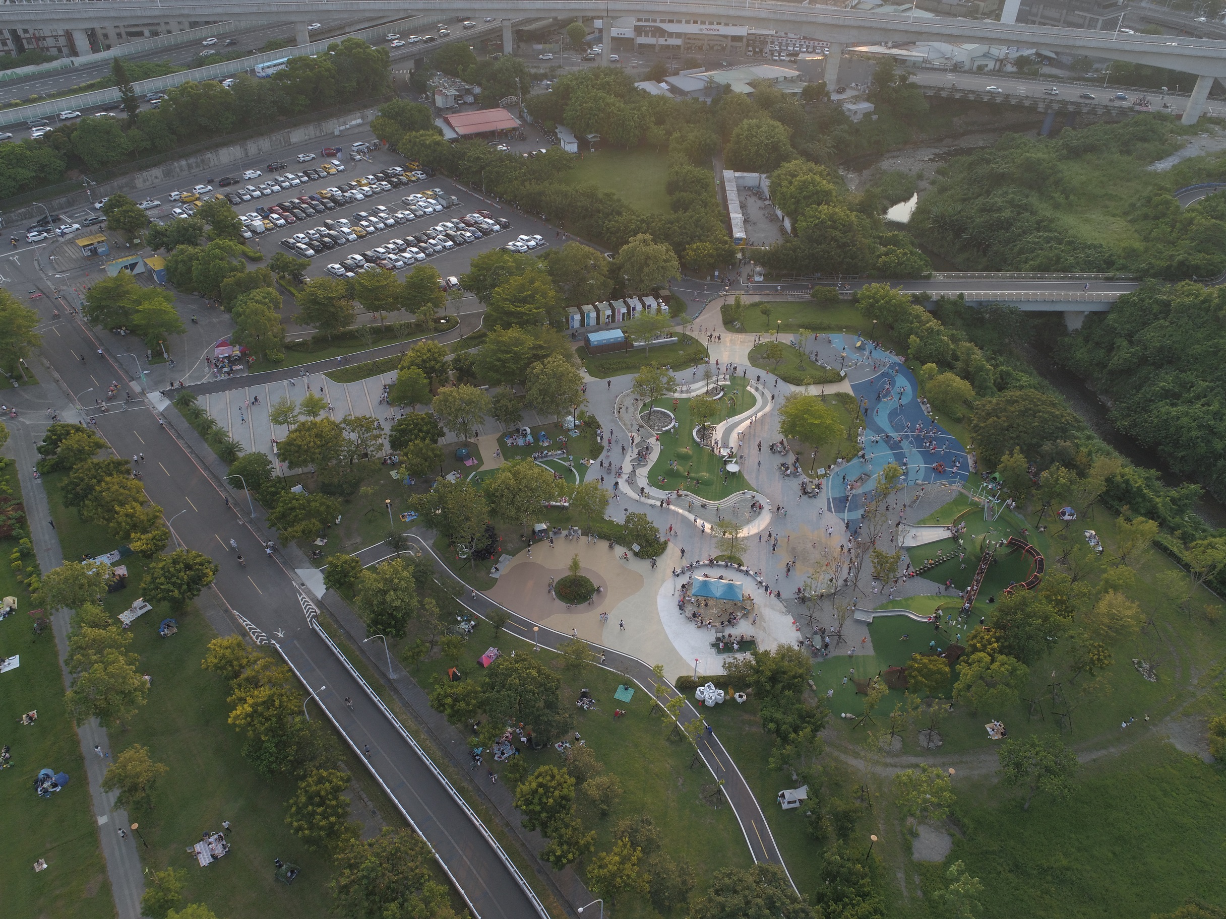 新店陽光運動公園有超大兒童遊戲區，停車場緊鄰一旁，也可搭乘安坑輕軌抵達