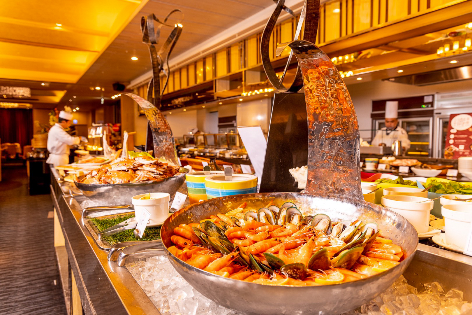 淡水漁人碼頭福容大飯店推出「日本美食節自助百匯」主廚嚴選當季新鮮食材推出多道日式料理，還有親子友善DIY吧。