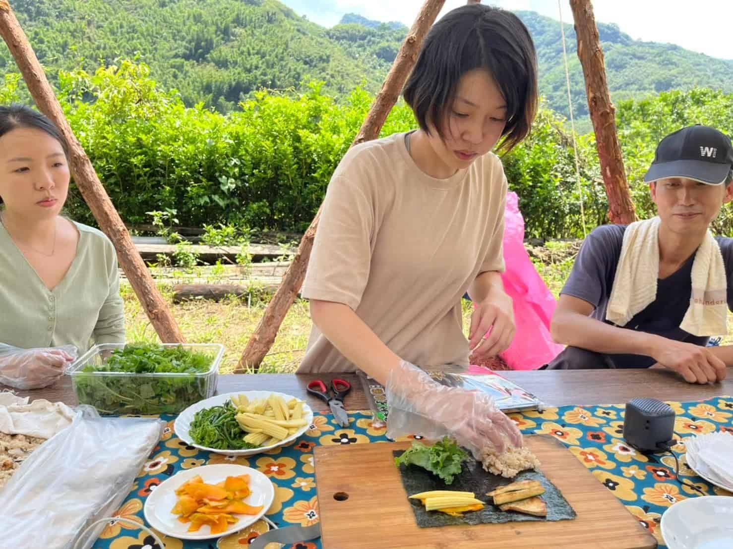 夏令營活動：運用採收好的蔬菜製作輕食，辦理特色餐