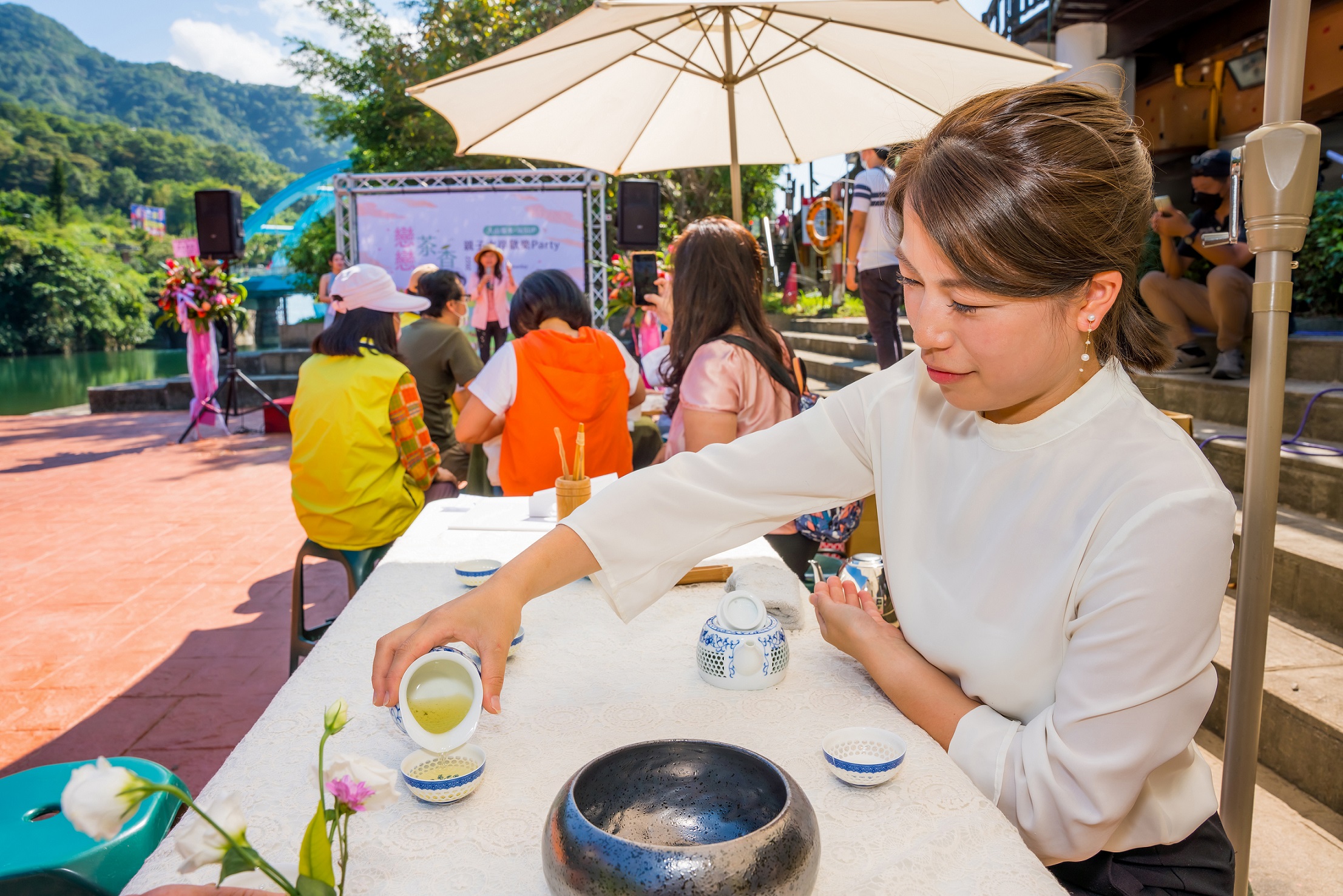 坪林商圈串連在地茶文化舉辦音樂會，吸引親子族群遊逛坪林，體驗品茶活動