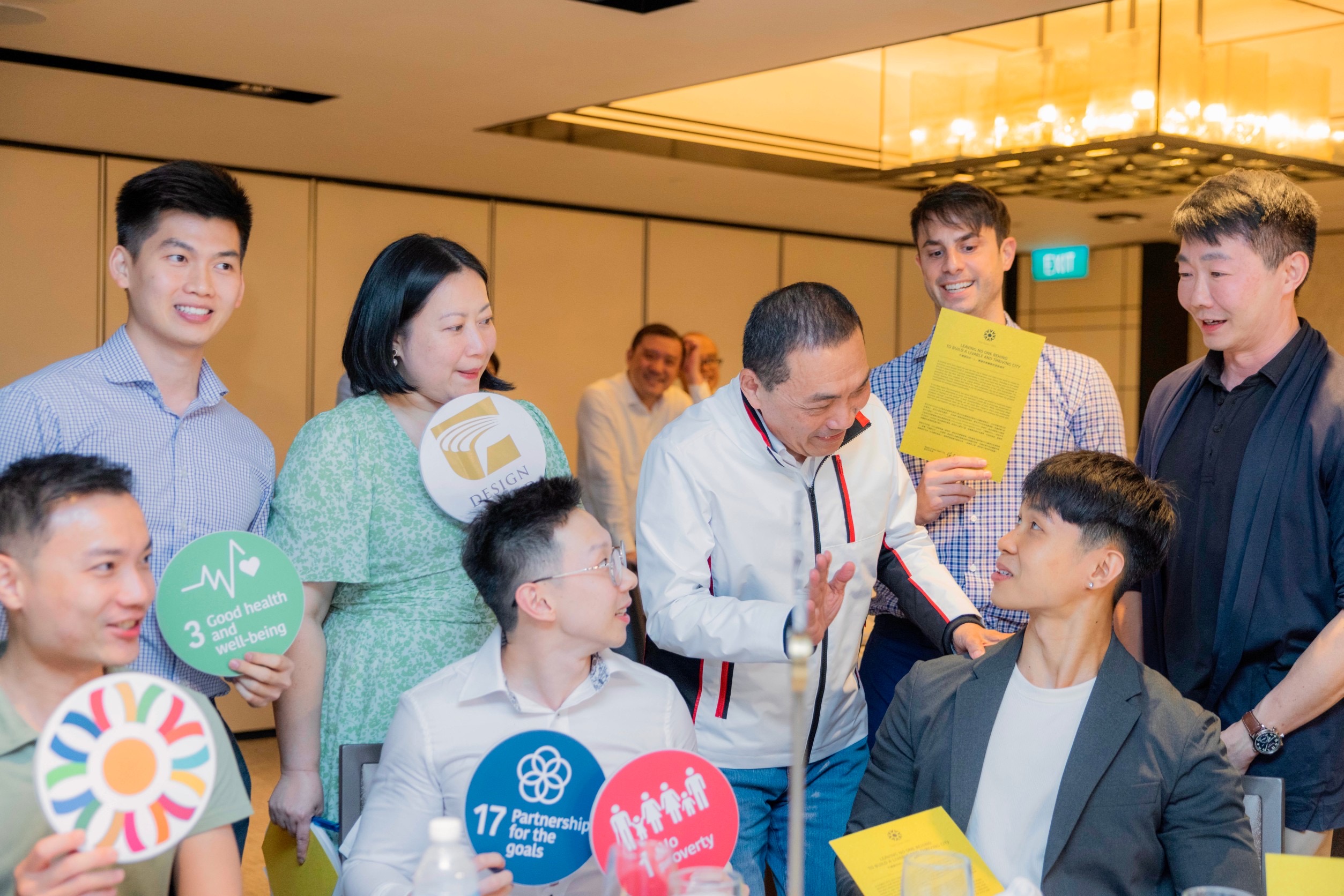 「2023與市長有約-綠色藍圖新創之夜」，侯友宜與新加坡青年分享新北VLR， 交流永續能源、經濟、民生等議題。