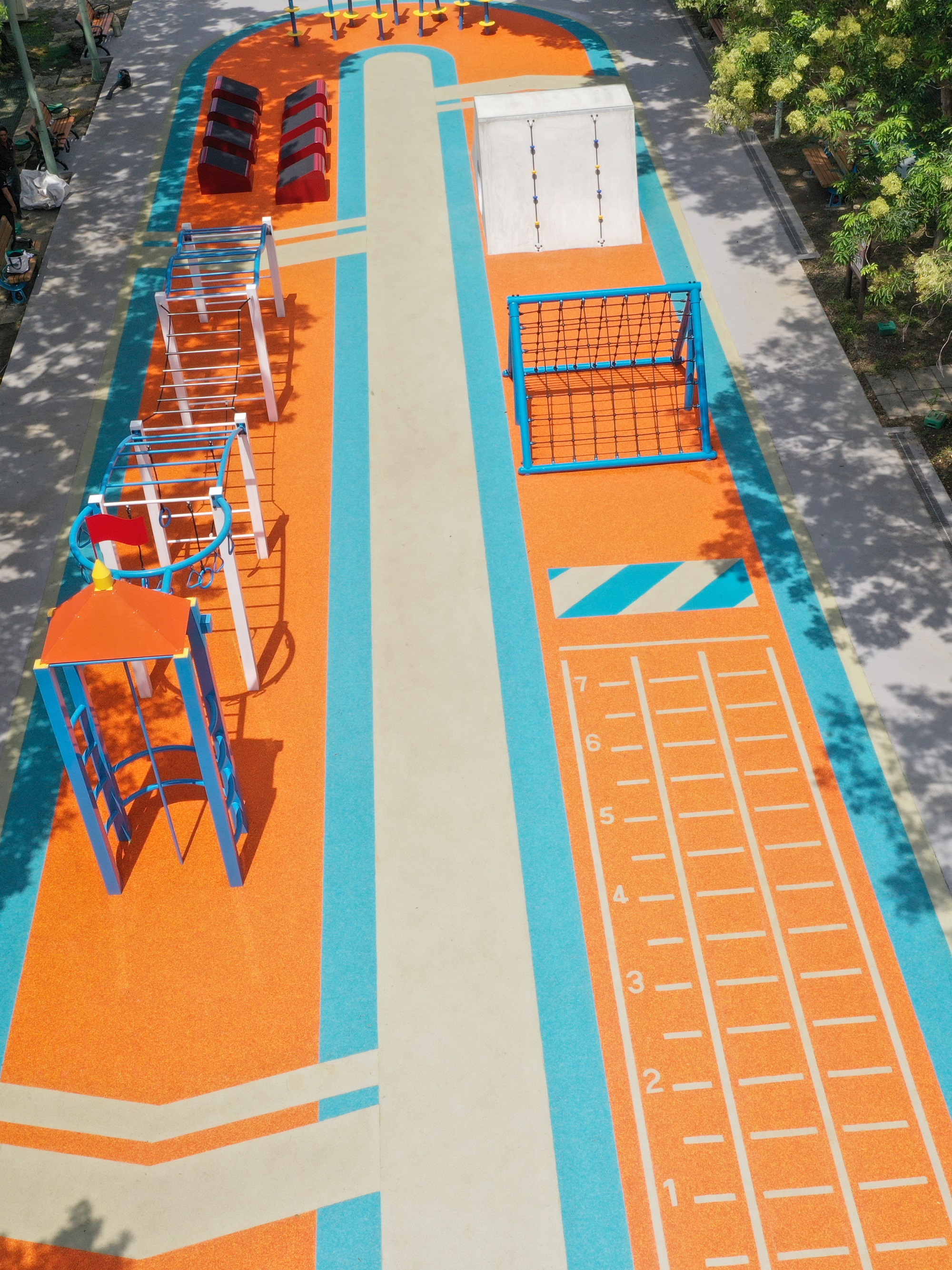 新莊體育園區陽光草坪旁的遊戲場,專為13歲以上大孩子設計