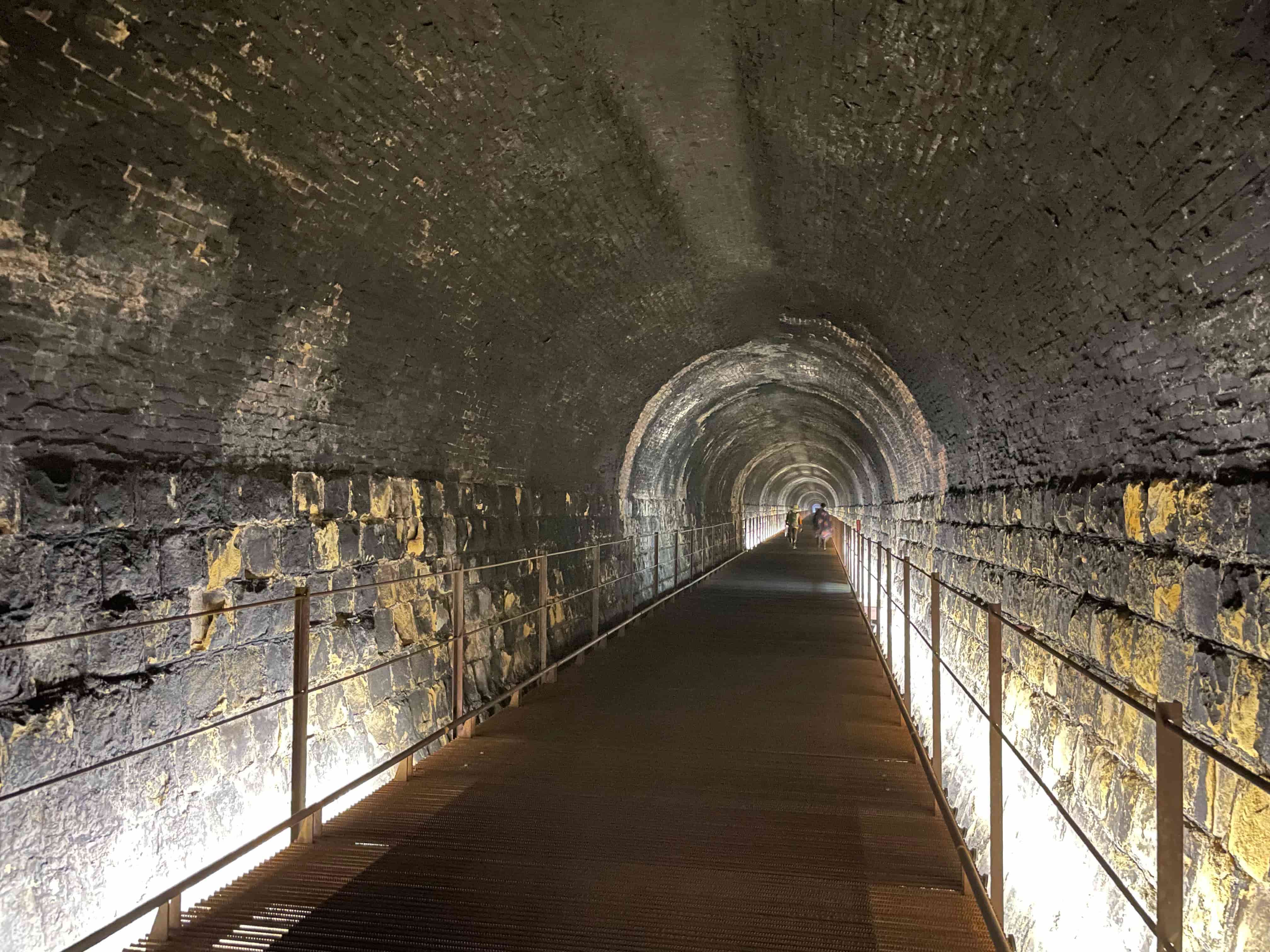 三貂嶺生態友善隧道內使用亮度較低的節能燈，襯托出百年隧道遺世獨立寧靜。