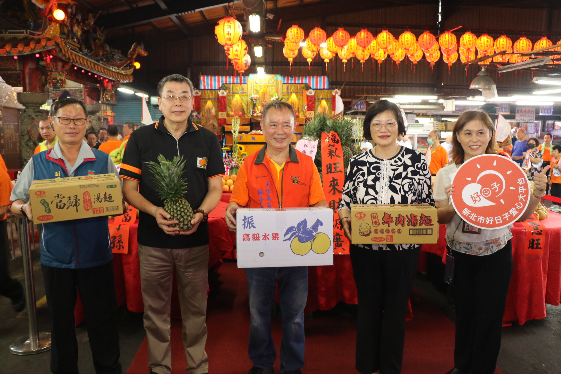 新北市果菜公司董事長劉來通（左2）、福德宮主任委員林清泉（中）等代表捐贈  由李美珍局長（右2）代表受贈