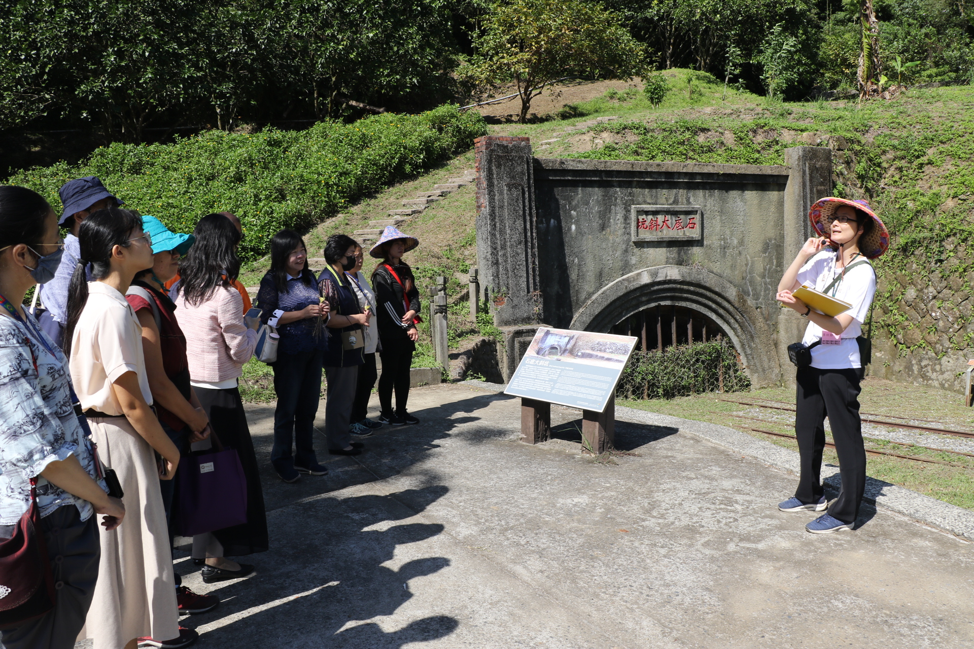 菁桐女路導覽員為遊客導覽台陽煤礦遺址石底大斜坑