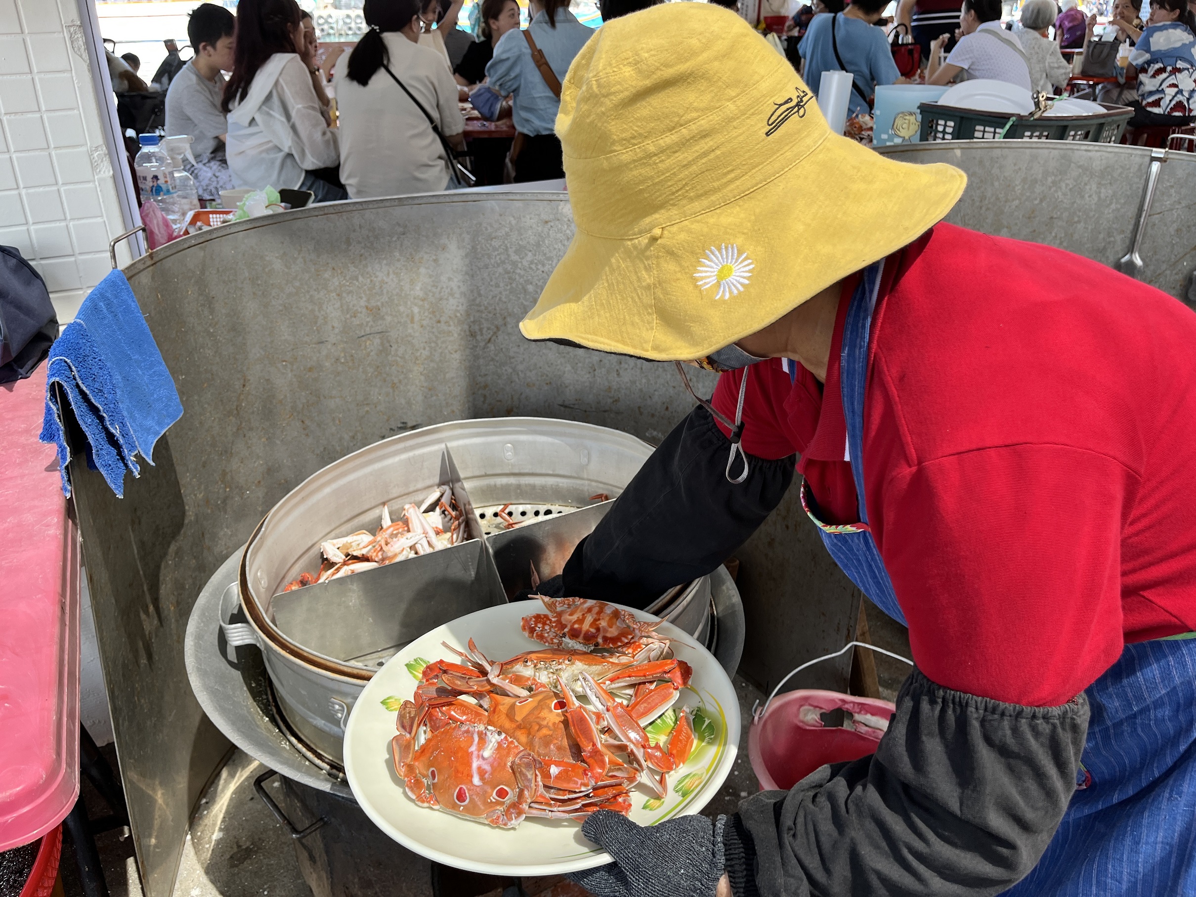 專業蒸煮人員將萬里蟹的鮮嫩多汁完整保留