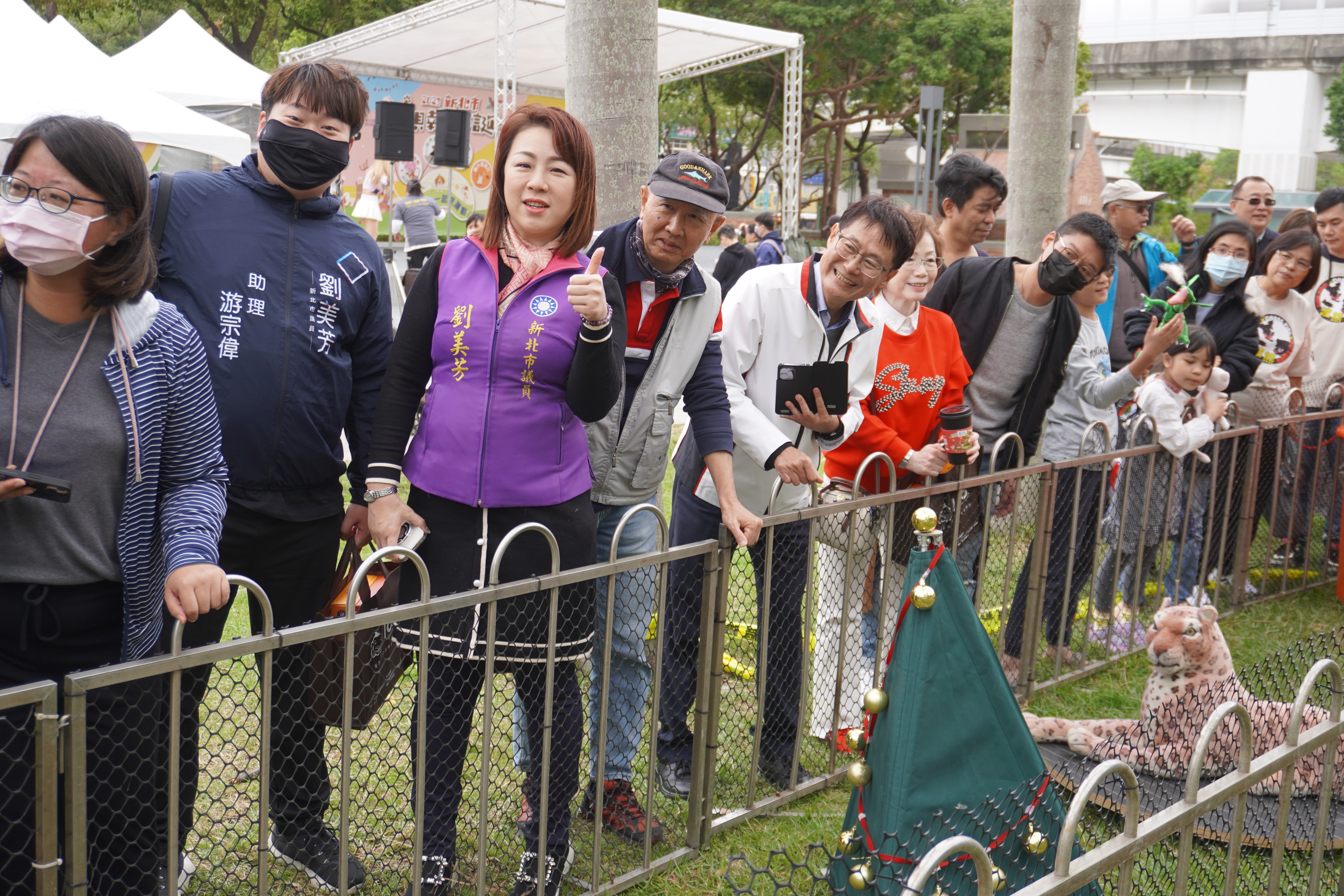劉美芳議員也一同來觀看校園犬運動賽