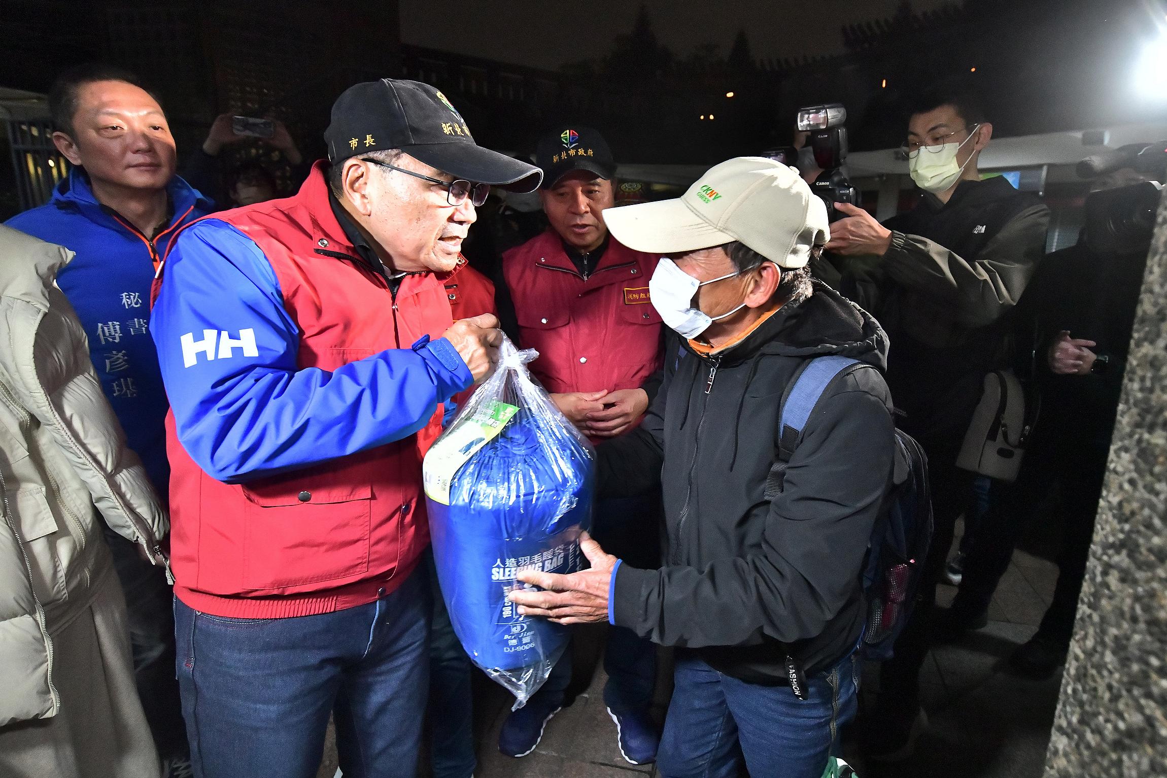 新北市政府準備睡袋、禦寒衣物、口罩、暖暖包、乾糧等民生用品予街友們。