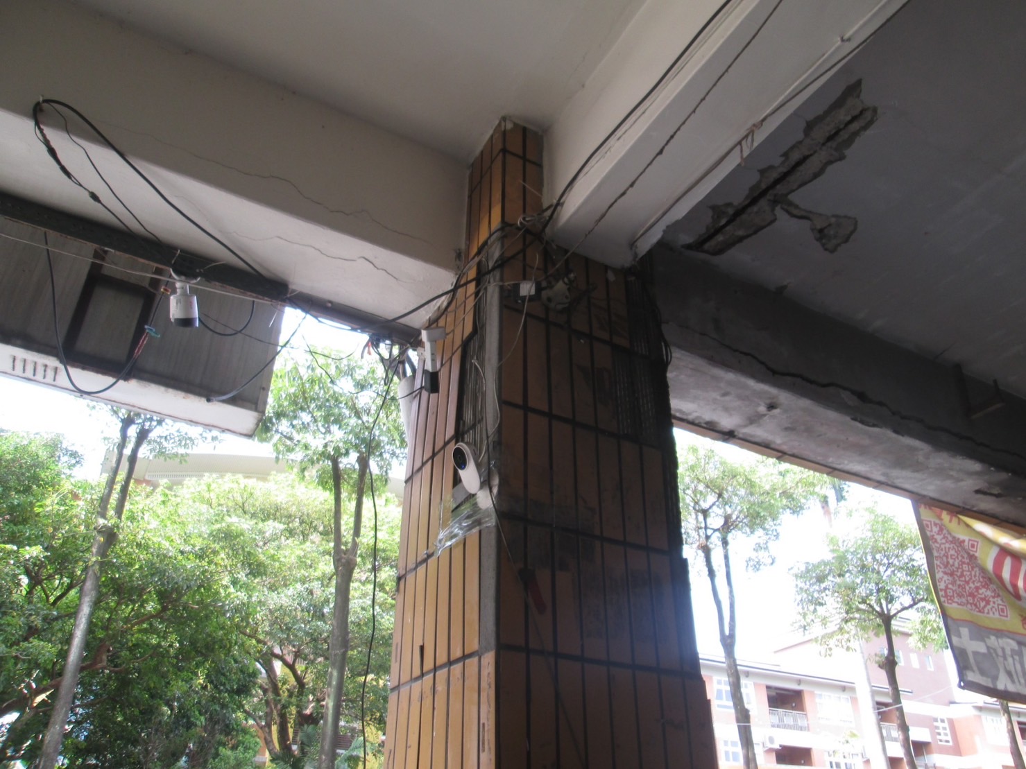 住戶自家樑柱結構受損，擔心有安全疑慮而向市府諮詢，此突為完工前照片
