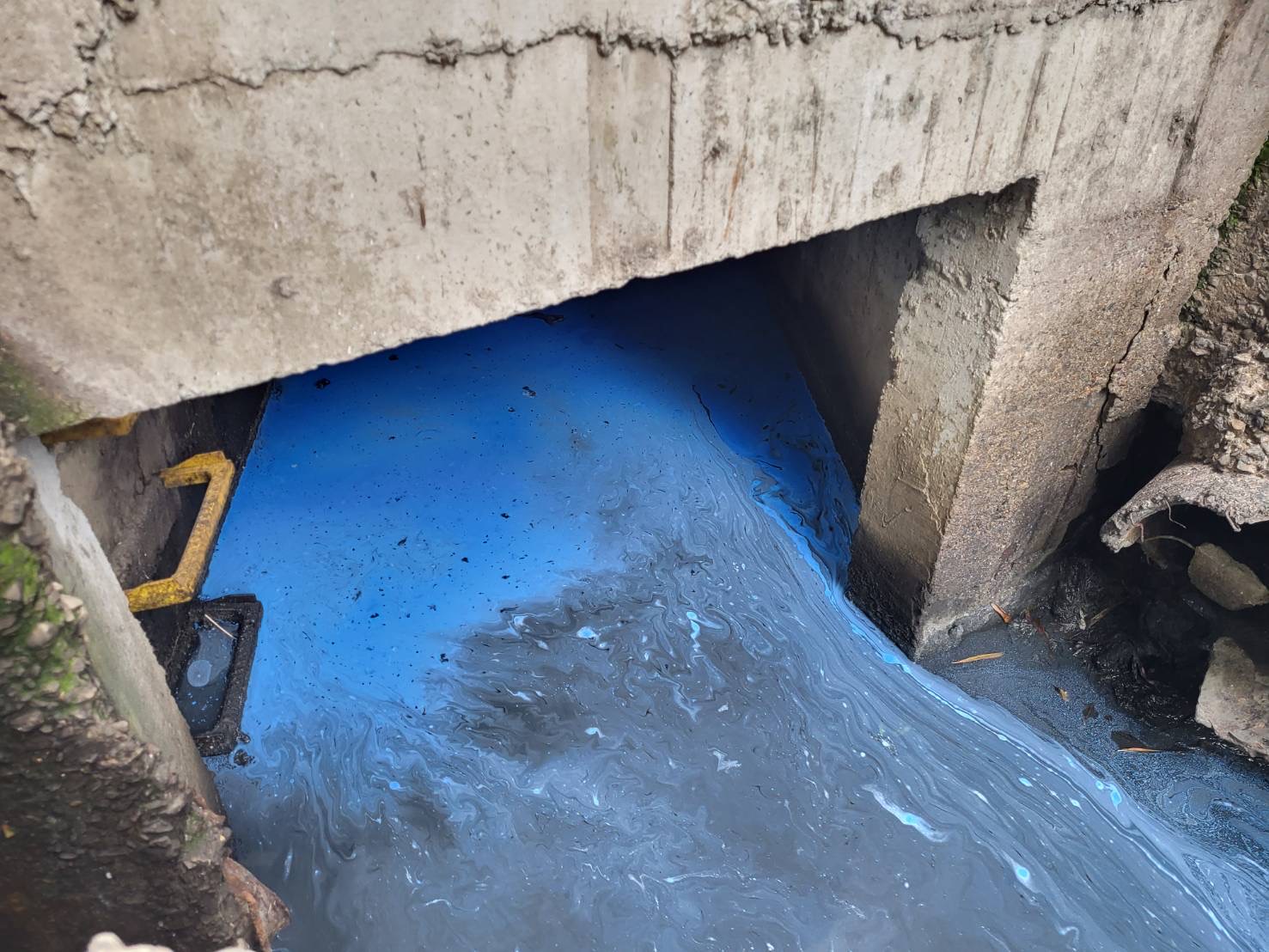 2.藍色油漆倒入水溝污染溝渠