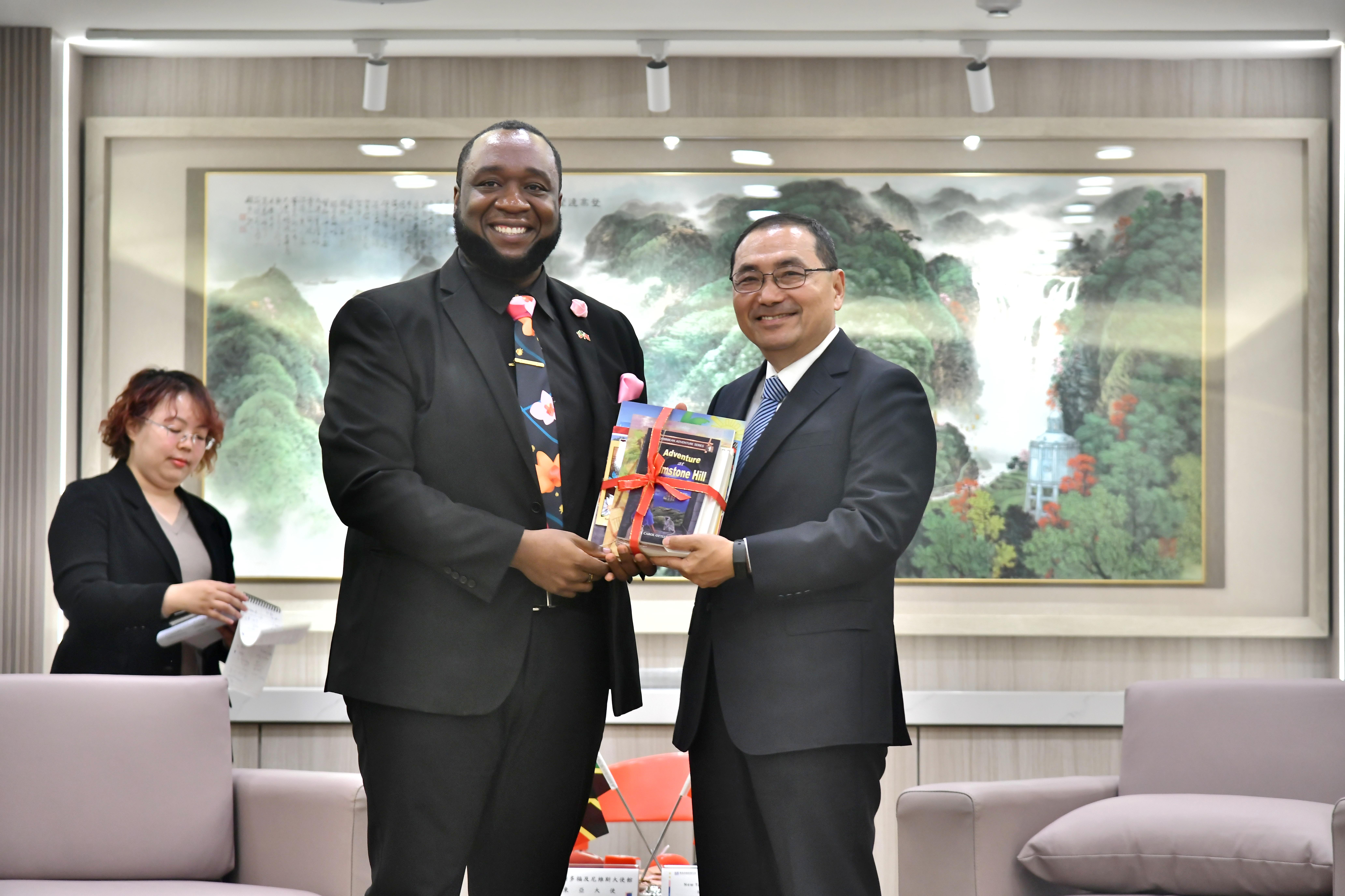 范東亞大使代表致贈克國書籍予新北市政府。