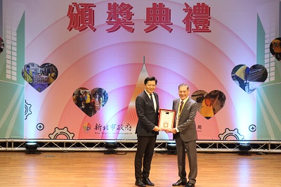 副市長朱惕之頒獎予電器裝修業職業工會前理事長林惠達。