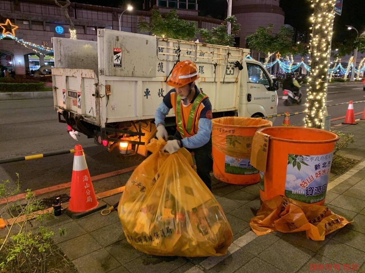新北歡樂耶誕城活動期間環保局清潔隊員協助環境維護工作