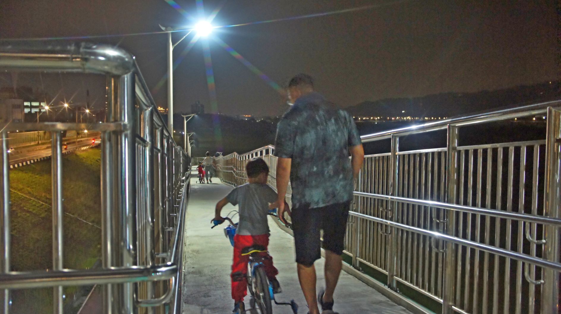 市民朋友可與小朋友利用擺接堡陸橋安全抵達河濱公園休憩