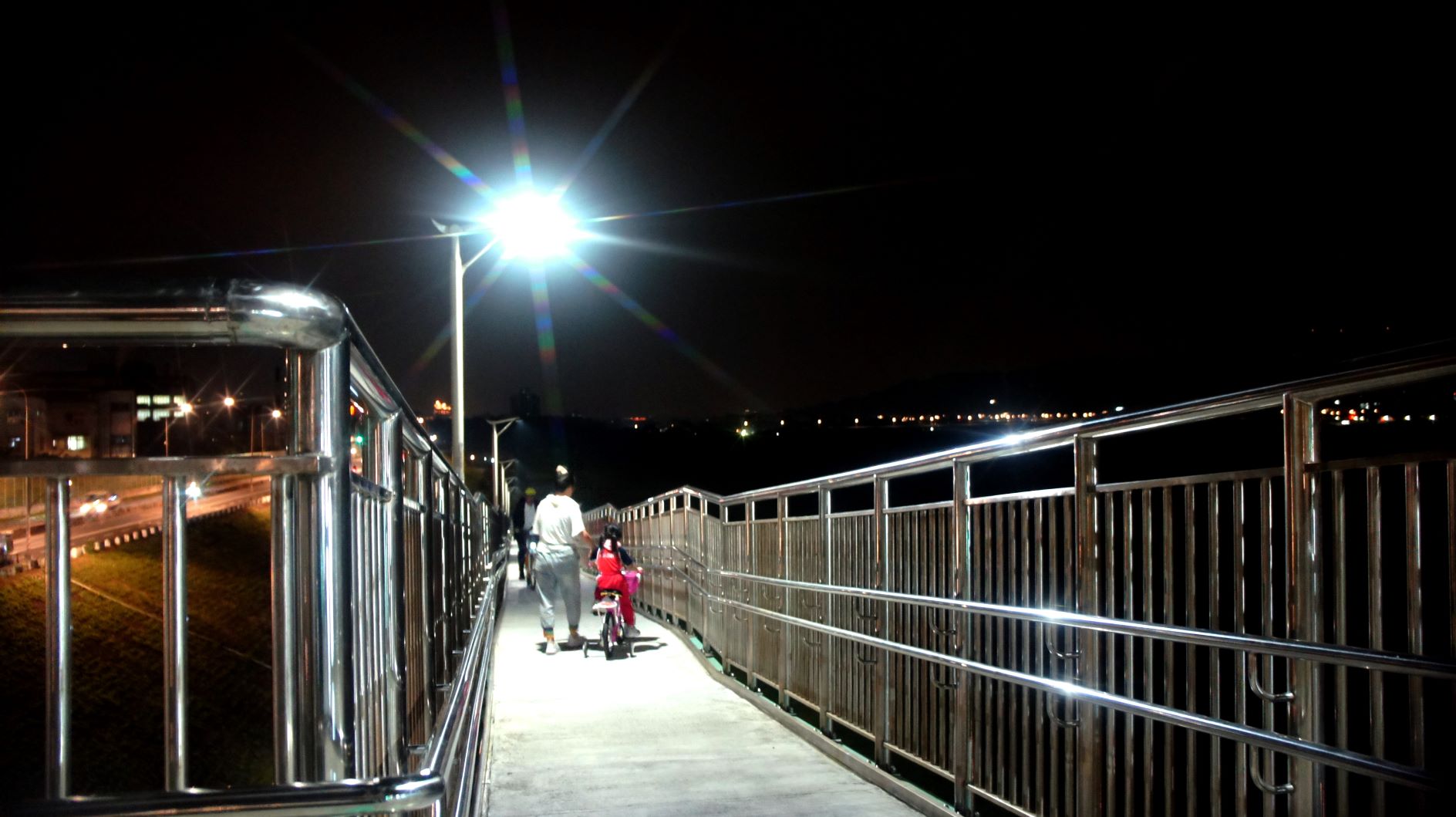 擺接堡陸橋無障礙坡道夜間照明，讓民眾夜間活動也安全