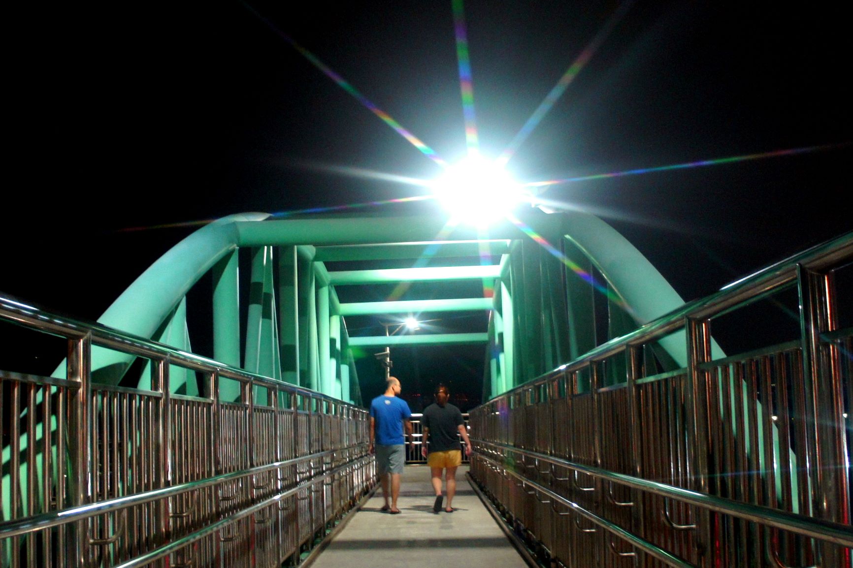 擺接堡陸橋增設無障礙坡道夜間照明，夜間活動好悠閒