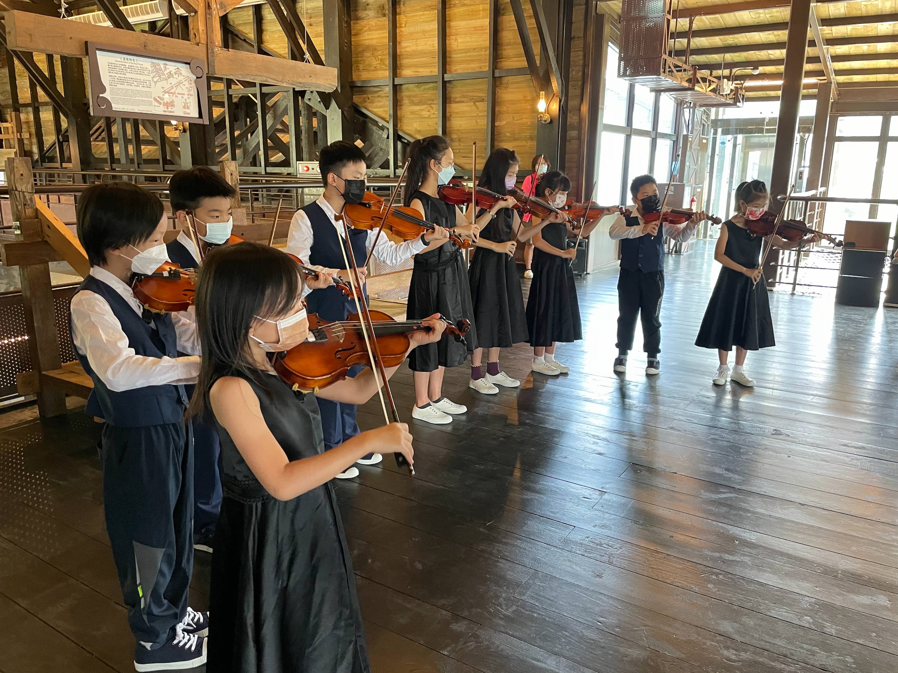 九份國小帶來中小提琴弦樂樂曲演奏，悠揚的音樂飄揚在瑞三鑛業整煤場，民眾不禁駐足欣賞（圖為表演資料照片）。