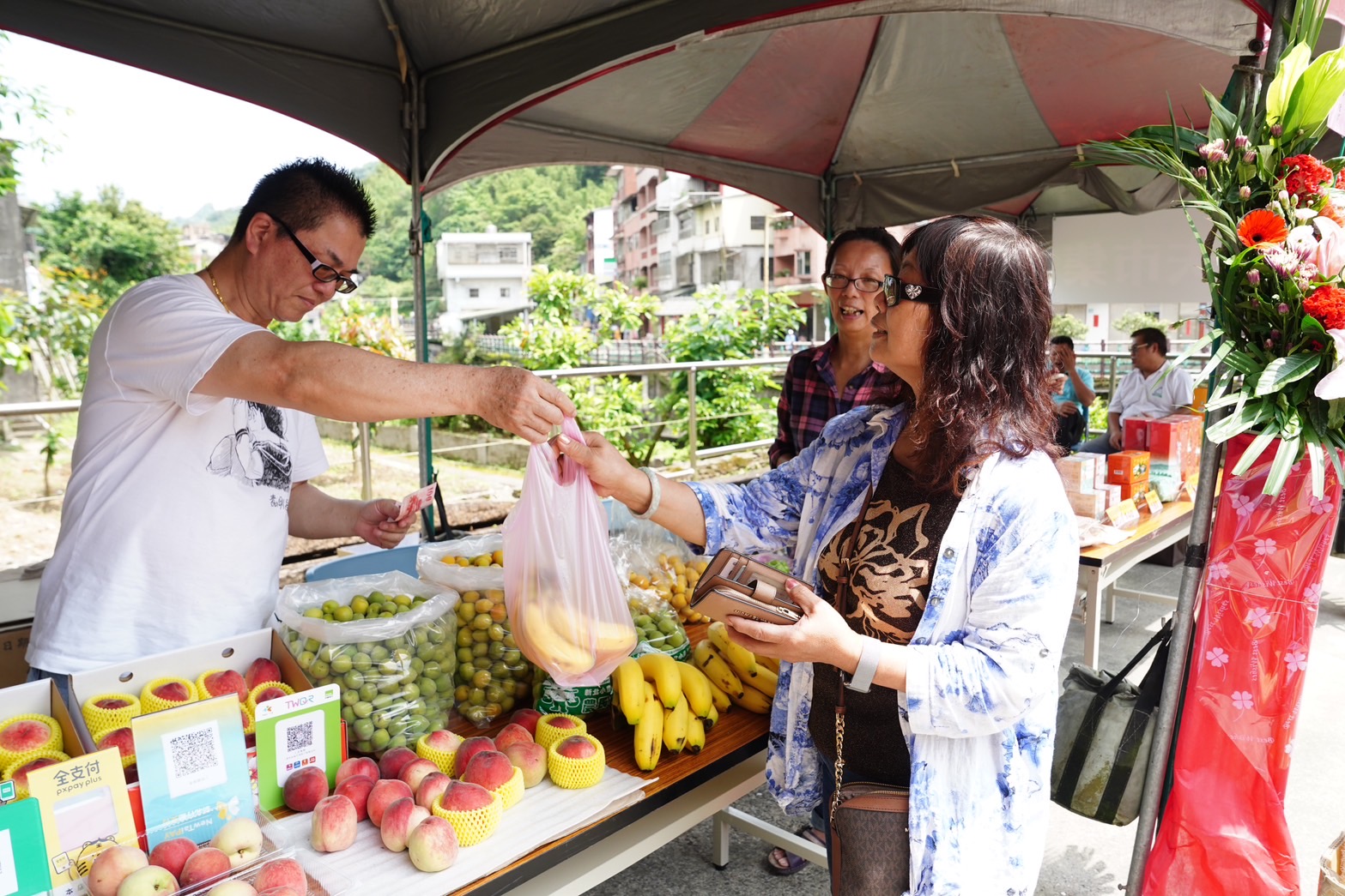 今(20)日平溪農會辦理珠蔥展售會，民眾到場支持在地小農農產品。