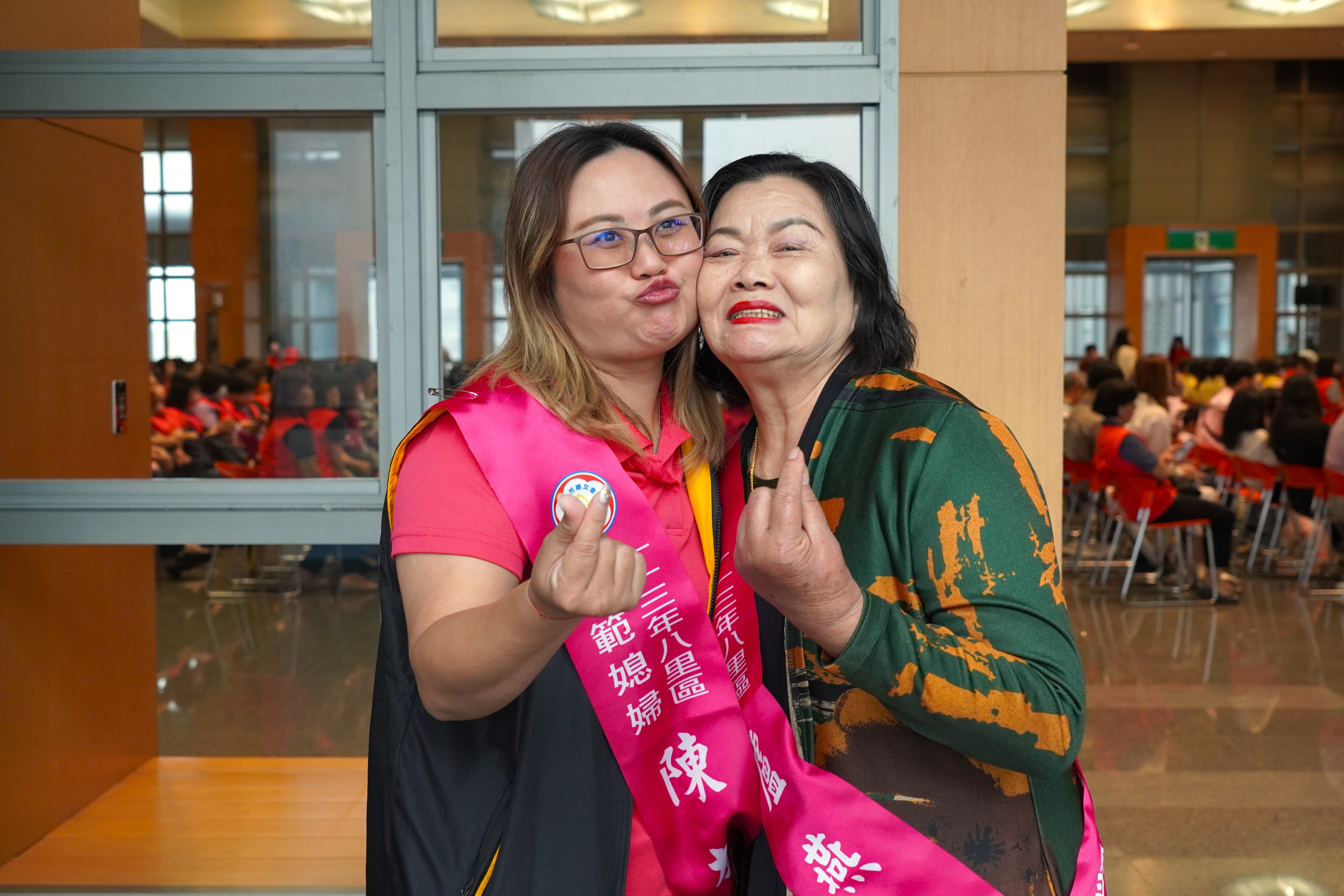 受表揚的盧燕雪女士(右)與兒媳陳杏宜(左)互相表達對對方的感謝並為彼此祝賀「母親節快樂」。