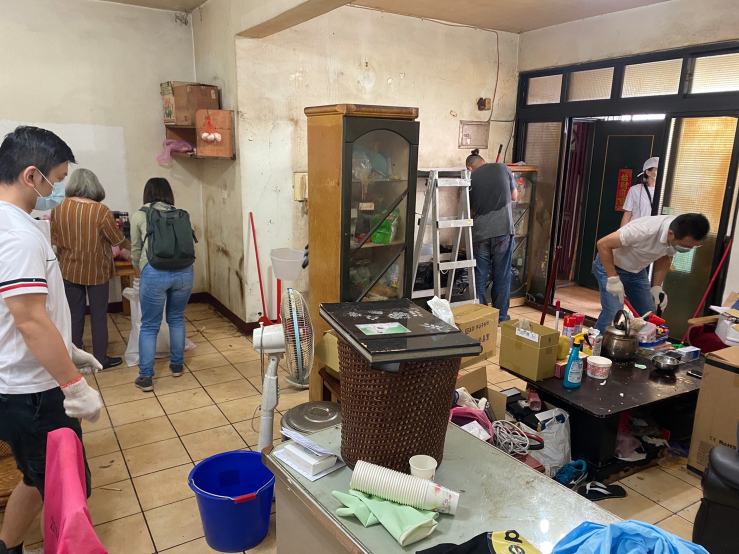 綠家扶輪社協助蘆洲區潘姓一家清潔修繕住屋環境。