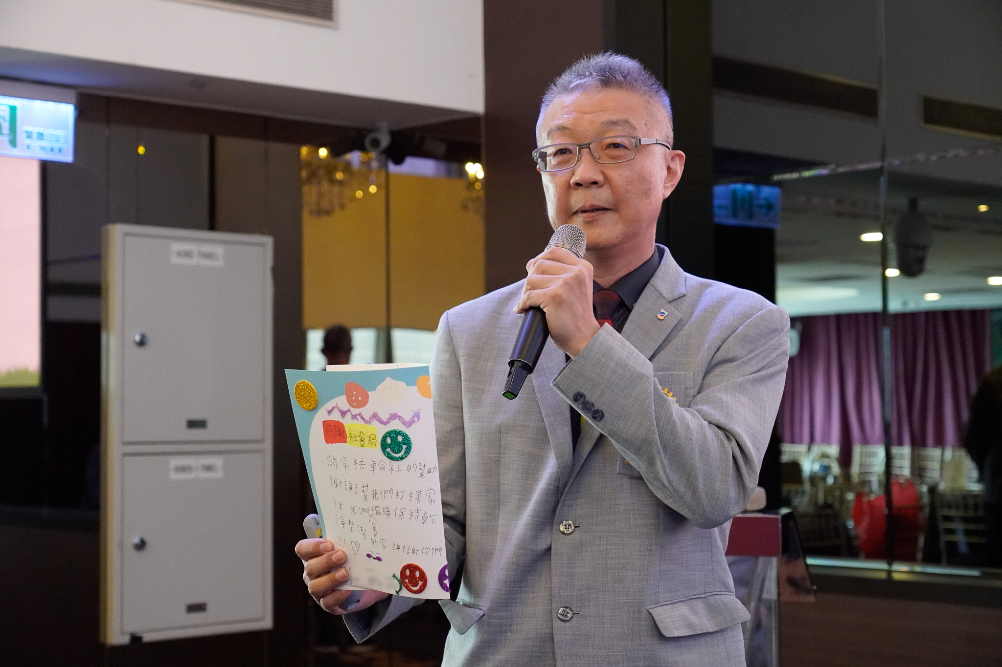 綠家扶輪社社長劉大章感動地讀起潘家小孩寫下的感謝卡片。