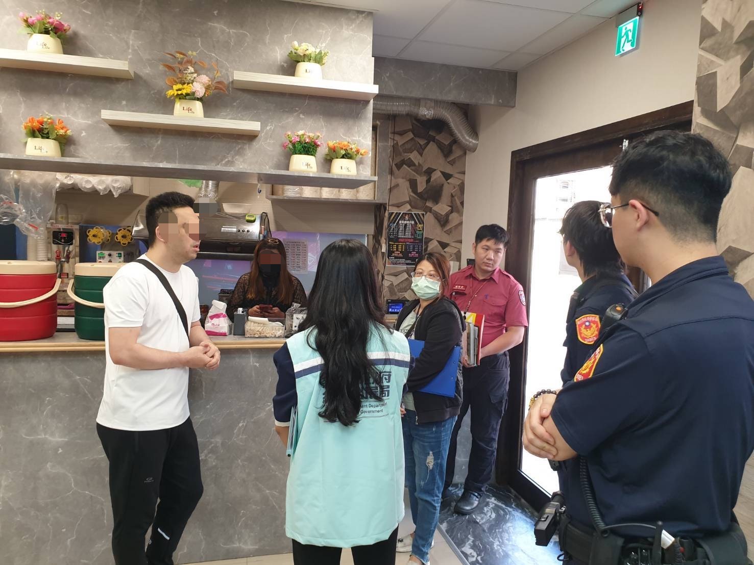 新北市政府公安小組針對蘆洲區無照網咖執行斷水、斷電處分