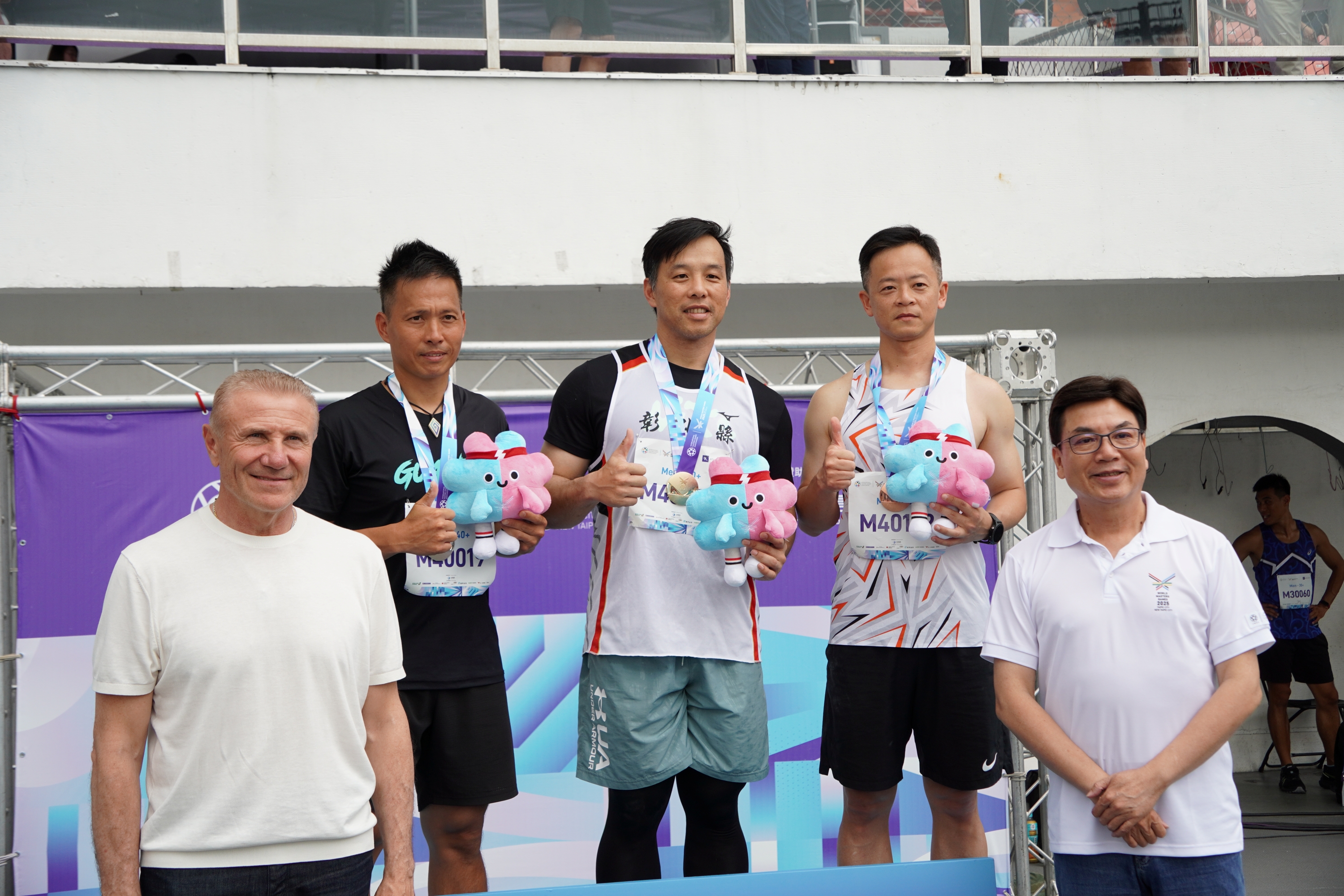 【世壯運】IMGA會長布卡與劉和然一同頒發標槍男子40歲組前三名