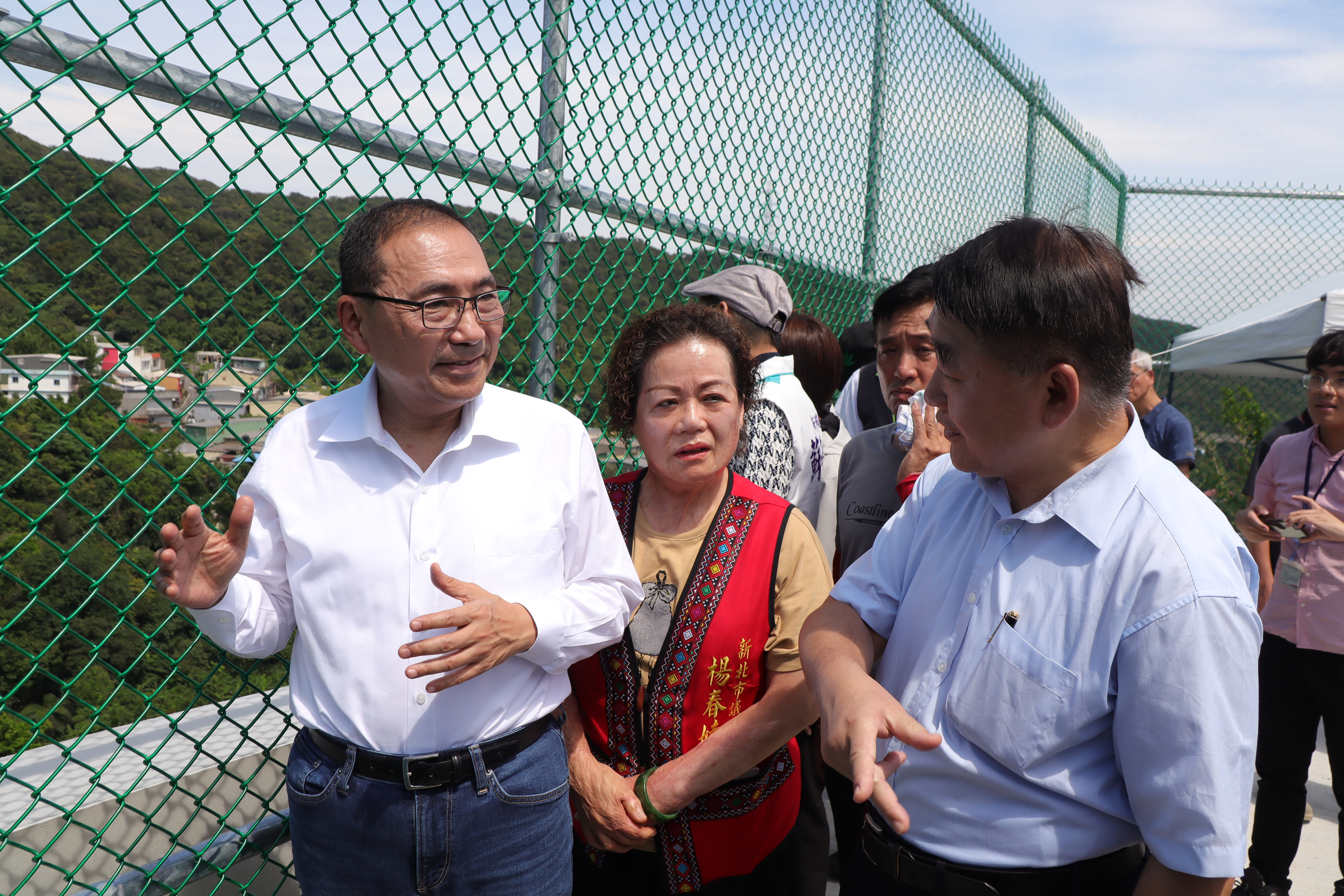 新北市長侯友宜(右三)視察阿美家園邊坡修復作業情形,工務局長馮兆麟(右一)仔細解說。