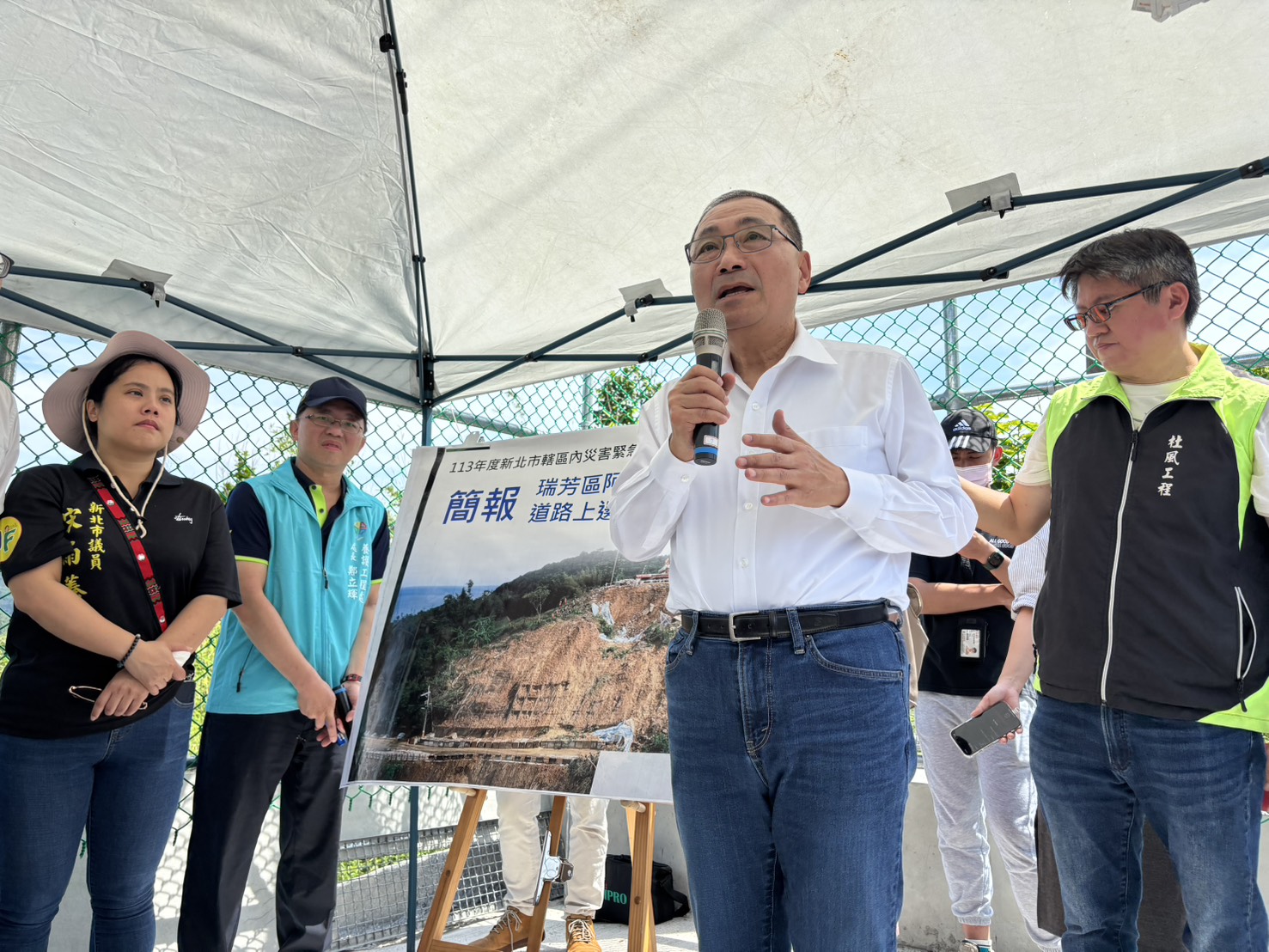 新北市長侯友宜(右二)視察阿美家園邊坡搶修完工現況。