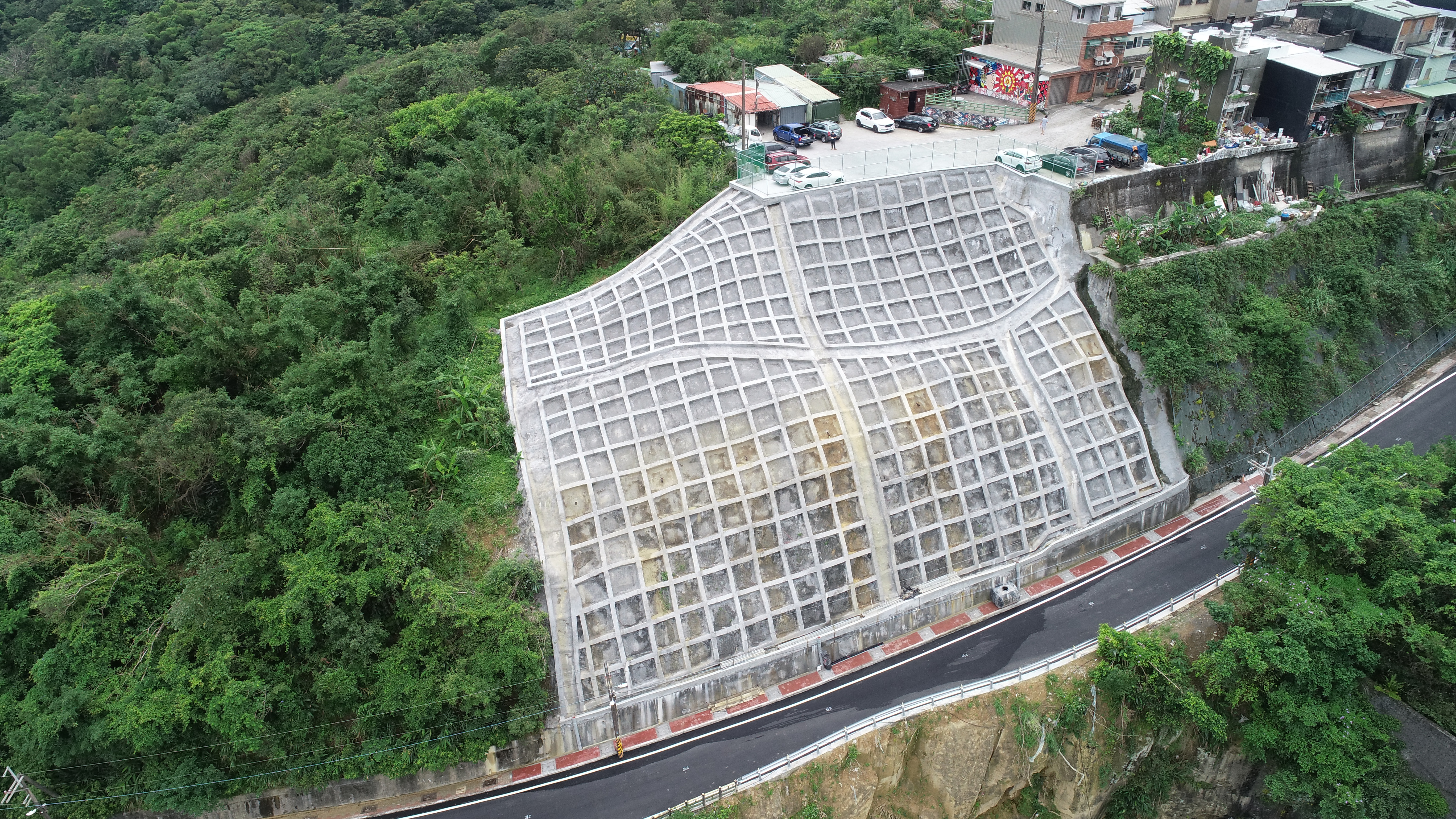 瑞芳阿美家園社區聯外道路邊坡坍塌,養工處積極整治修復近期已全面完工。