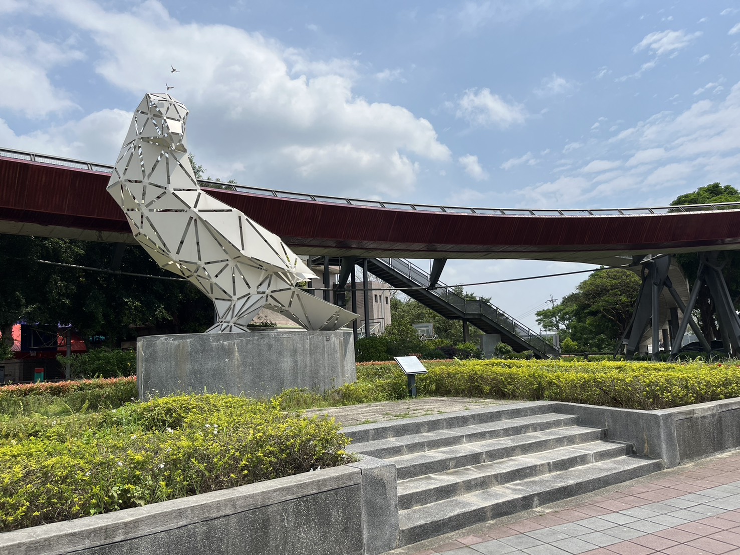 新北市景觀處以「守望鶯歌」為主題,於美術館一帶精心打造迎賓綠廊,展現鶯歌在地文化與城市綠意交織的全新風貌,亦增添新北的亮眼風采