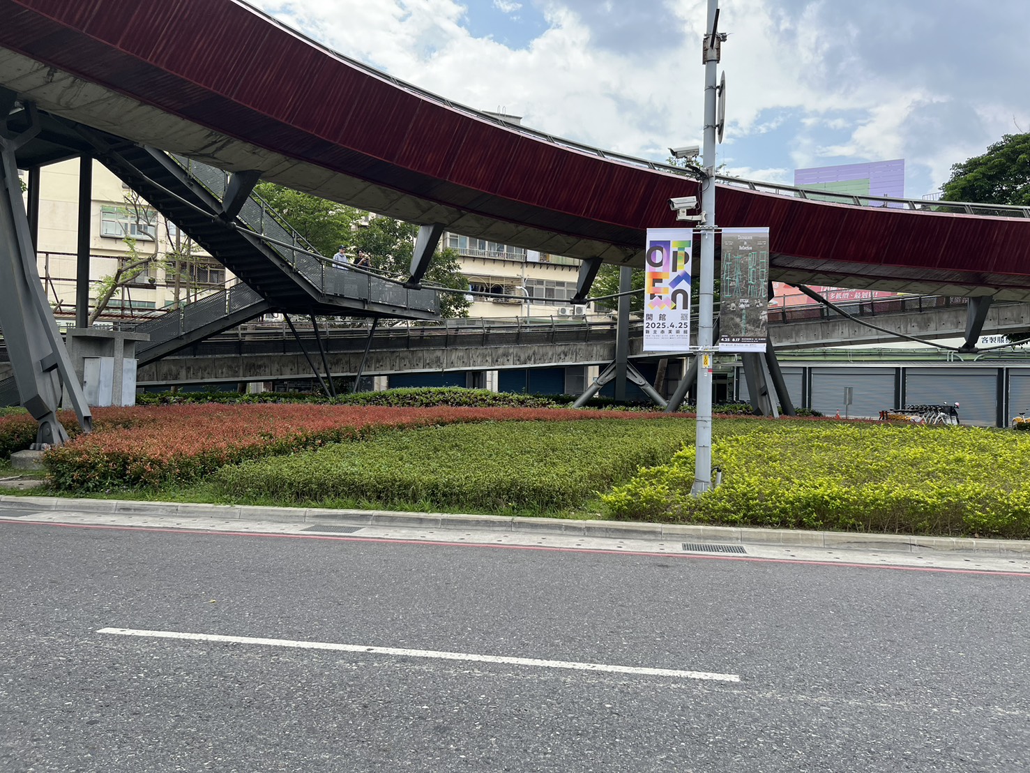 藉由層次分明、四季有色的植栽配置,讓新北美術館周邊環境充滿生命力,也象徵鶯歌的繁榮與活力