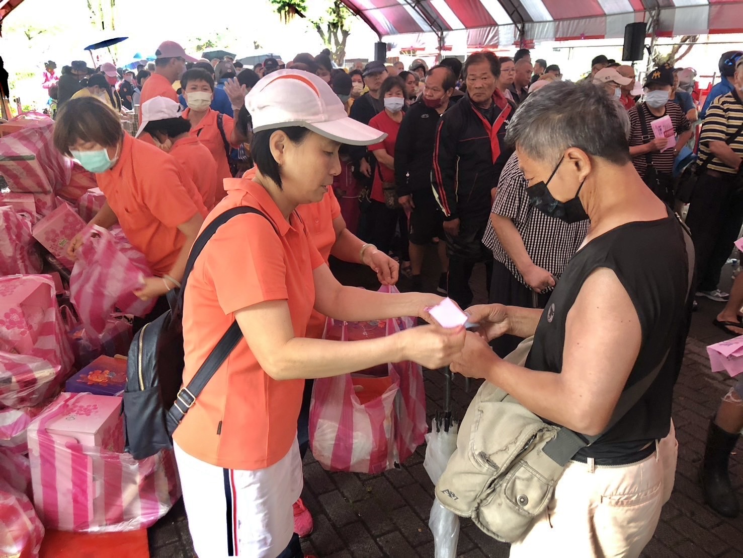 家戶領取淡水區關懷弱勢協會發放之物資及關懷金