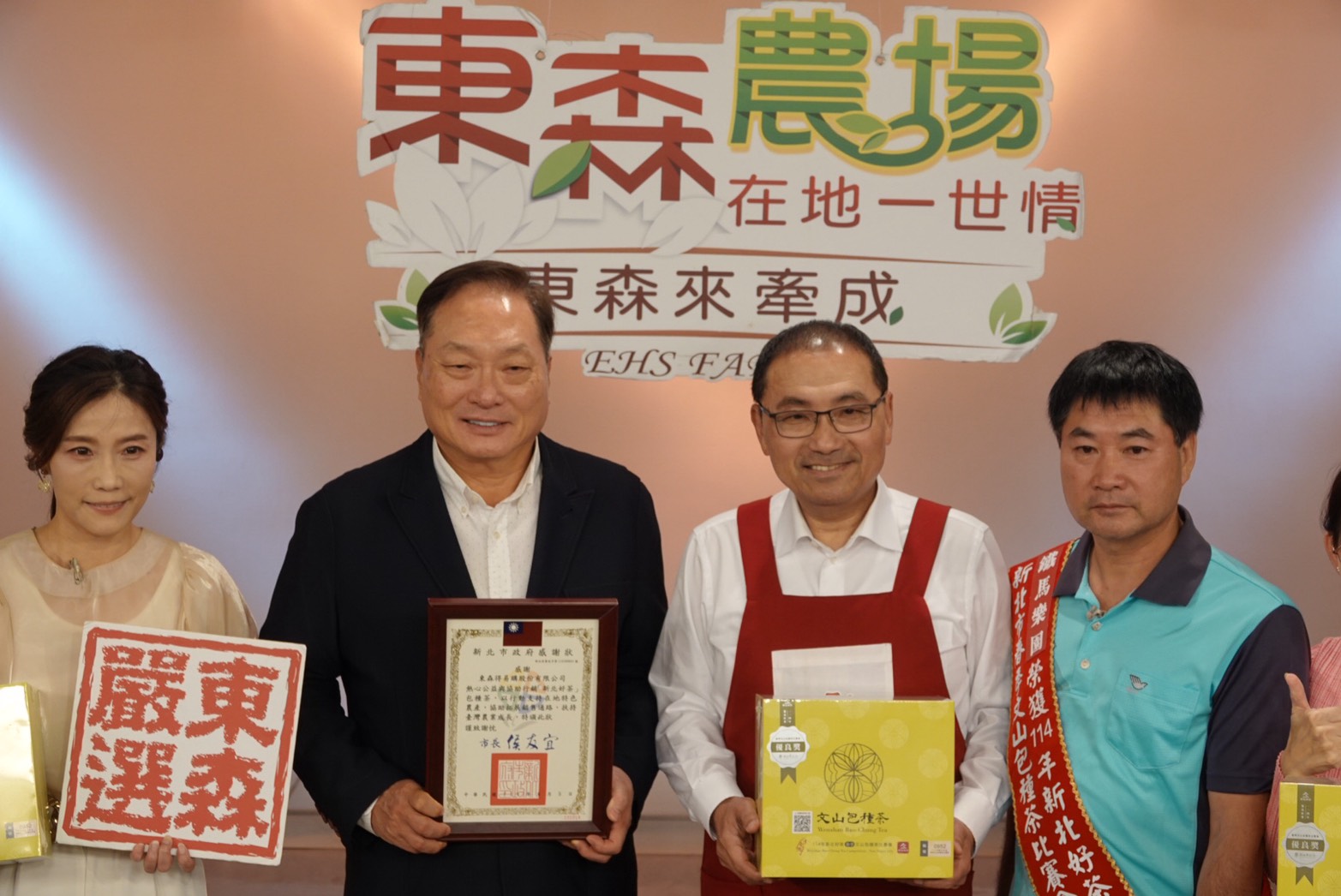 新北市長侯友宜今(5)日登上電視購物台推廣新北百萬冠軍茶