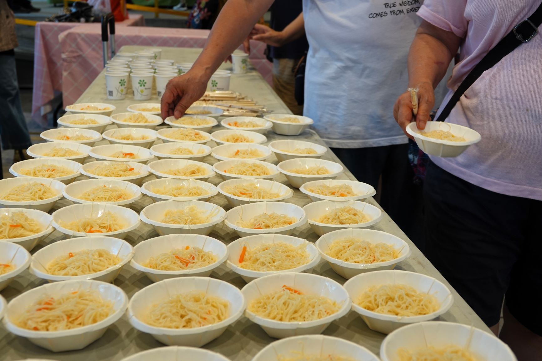 坪林茶業博物館旁廣場辦有展售市集也設有茶油麵線試吃及冷泡茶試飲
