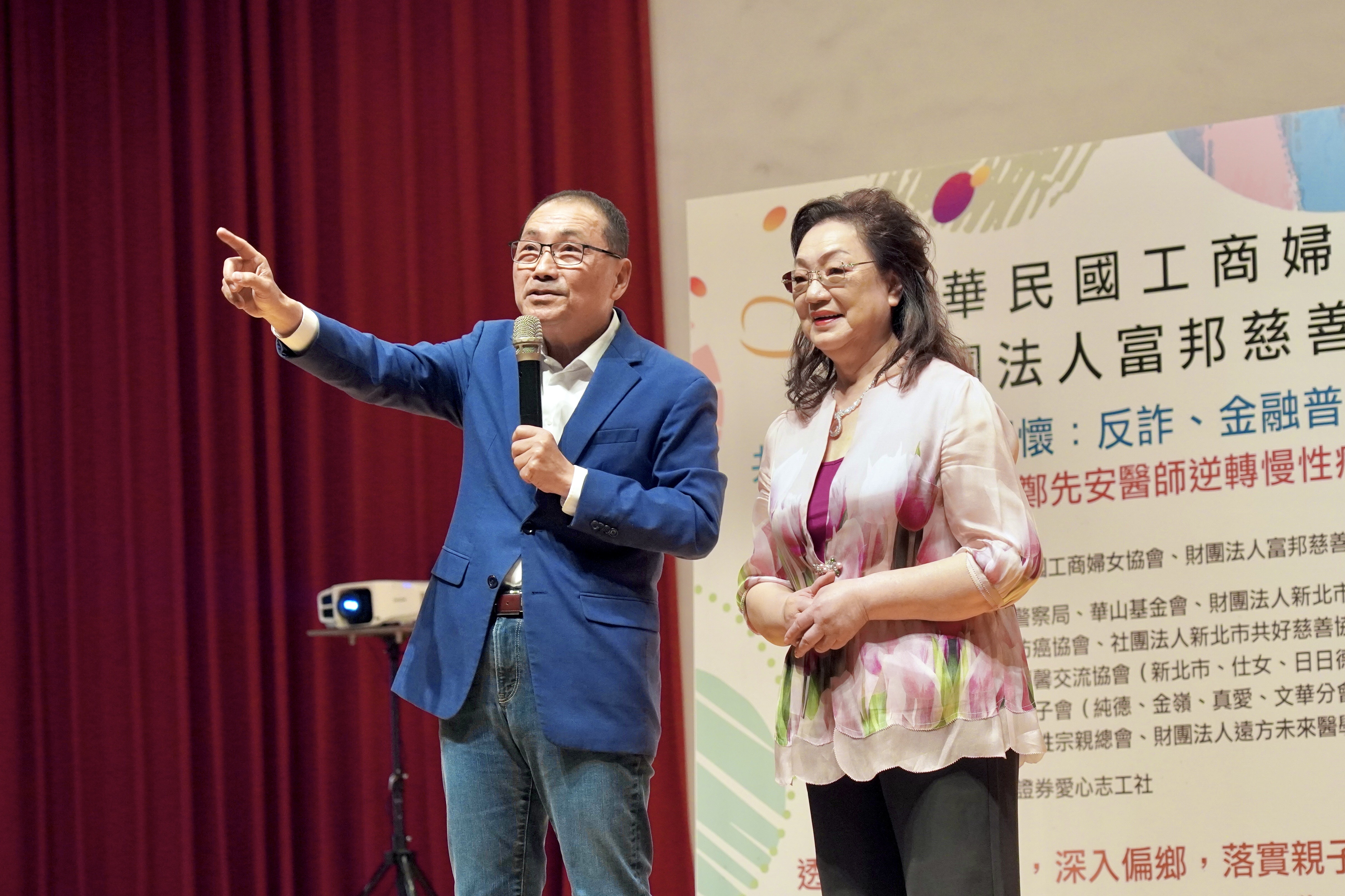 市長侯友宜(左)表示,期待即將加入的行動玩具車,未來能深入更多社區與偏區,成為陪伴兒少、推動老幼共玩的行動橋樑,並特別感謝中華民國工商婦女協會理事長何碧英(右)長年帶領協會支持新北市社福政策,持續用行動傳遞溫暖。