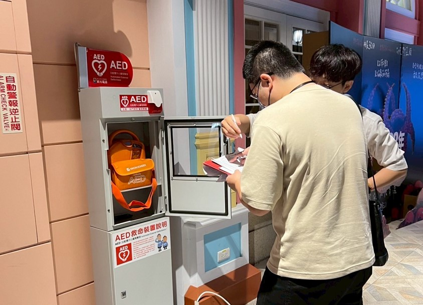 逃生通道、AED設置及維護皆為電影院稽查重點之一,為民眾觀影安全把關。(2)